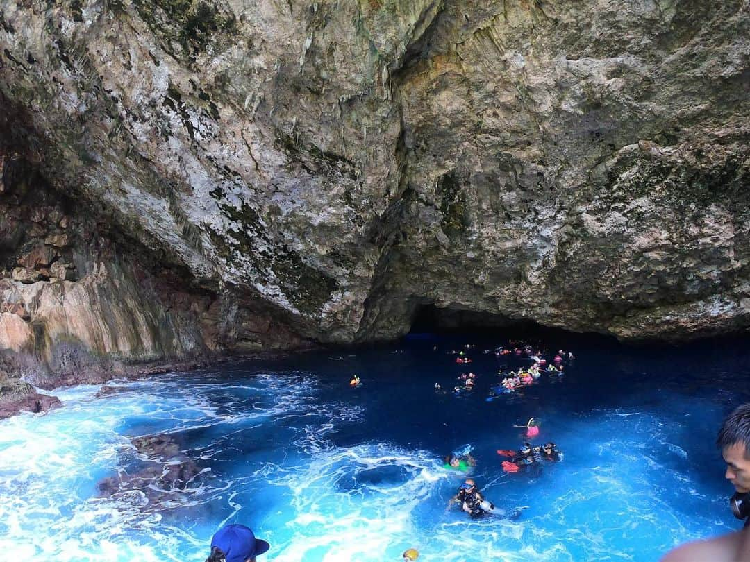 島田晴香さんのインスタグラム写真 - (島田晴香Instagram)「The Grotto  この写真加工なしっ！ 本当に青かったし 綺麗だった☺︎✨✨ 今回の旅のテーマは "ぐだぐだする" だったんだけど 急遽行きたくなって 行ってきました😂  私は今回はシュノーケリングだけだったけど次回はダイビングやりたいな🤿  #saipan #grotto」1月2日 14時17分 - shimadadesu_official