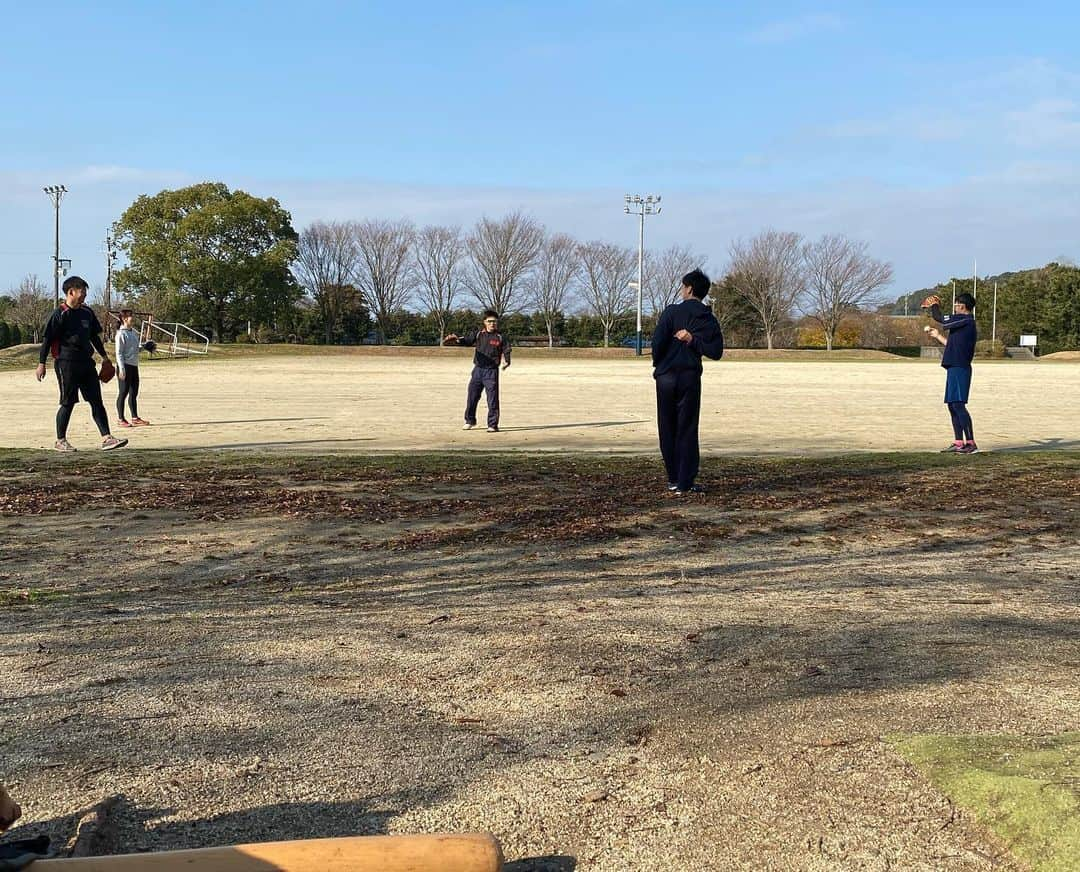 上杉あずささんのインスタグラム写真 - (上杉あずさInstagram)「. うきは自主トレ @スポーツアイランド 2020年も地元出身の野球人達としっかり練習初めしてきました⚾️✨ . ◎小江光樹 #九州産業大 #朝倉高校 ◎伊藤大和 #三菱重工名古屋 #創成館 ◎野口遥駆 #福岡ハードバンクポークス #日本文理大 #創成館 ◎上杉あずさ #福岡ハードバンクポークス ◎実彩マネージャー 社会人と大学でバリバリの現役選手2人と、身も心もバリバリの草野球選手2人で充実した練習が出来ました☺️💪🏼 . ほとんど私の牽制、ベースカバー、ピッチング練習に付き合ってもらった形でしたが🙏🏼🙏🏼みんなありがとう‼️ 大和、光樹の2020年の飛躍と、遥駆と私のポークスでの活躍を祈って✨✨今年もみんな頑張りましょう⚾️❣️ #baseball #training #thefirstday #beginning #2020 #team #ukiha #island #チームうきは #自主トレ #新年 #初練習 #地元 #今年も頑張ろう #吉井中 #田主丸中 #杷木中 #浮羽中」1月2日 14時22分 - azumacks