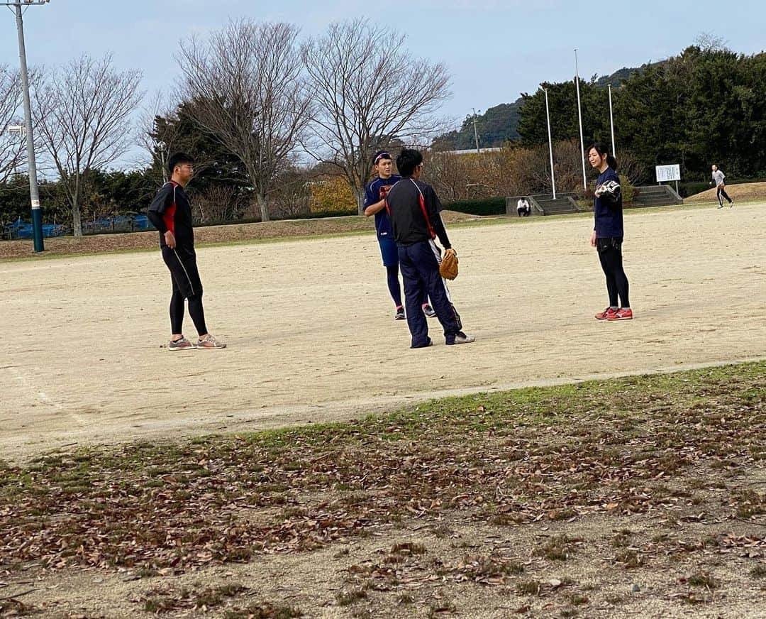 上杉あずささんのインスタグラム写真 - (上杉あずさInstagram)「. うきは自主トレ @スポーツアイランド 2020年も地元出身の野球人達としっかり練習初めしてきました⚾️✨ . ◎小江光樹 #九州産業大 #朝倉高校 ◎伊藤大和 #三菱重工名古屋 #創成館 ◎野口遥駆 #福岡ハードバンクポークス #日本文理大 #創成館 ◎上杉あずさ #福岡ハードバンクポークス ◎実彩マネージャー 社会人と大学でバリバリの現役選手2人と、身も心もバリバリの草野球選手2人で充実した練習が出来ました☺️💪🏼 . ほとんど私の牽制、ベースカバー、ピッチング練習に付き合ってもらった形でしたが🙏🏼🙏🏼みんなありがとう‼️ 大和、光樹の2020年の飛躍と、遥駆と私のポークスでの活躍を祈って✨✨今年もみんな頑張りましょう⚾️❣️ #baseball #training #thefirstday #beginning #2020 #team #ukiha #island #チームうきは #自主トレ #新年 #初練習 #地元 #今年も頑張ろう #吉井中 #田主丸中 #杷木中 #浮羽中」1月2日 14時22分 - azumacks