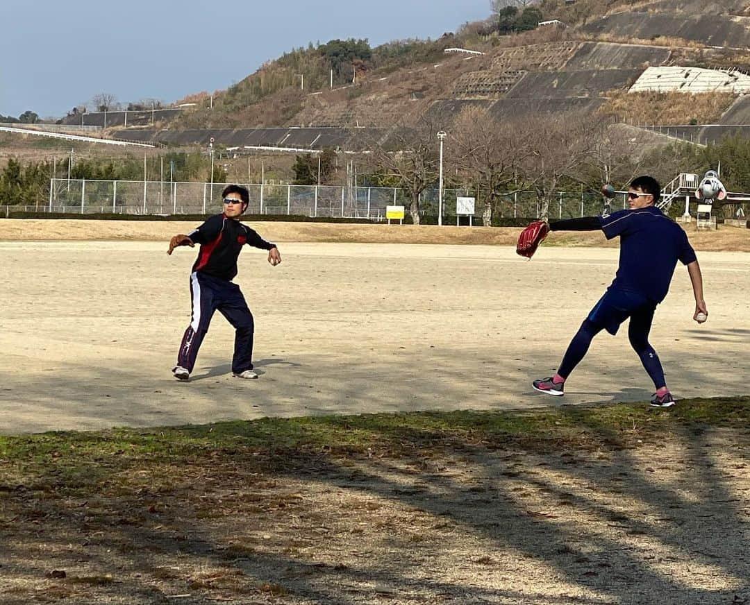 上杉あずささんのインスタグラム写真 - (上杉あずさInstagram)「. うきは自主トレ @スポーツアイランド 2020年も地元出身の野球人達としっかり練習初めしてきました⚾️✨ . ◎小江光樹 #九州産業大 #朝倉高校 ◎伊藤大和 #三菱重工名古屋 #創成館 ◎野口遥駆 #福岡ハードバンクポークス #日本文理大 #創成館 ◎上杉あずさ #福岡ハードバンクポークス ◎実彩マネージャー 社会人と大学でバリバリの現役選手2人と、身も心もバリバリの草野球選手2人で充実した練習が出来ました☺️💪🏼 . ほとんど私の牽制、ベースカバー、ピッチング練習に付き合ってもらった形でしたが🙏🏼🙏🏼みんなありがとう‼️ 大和、光樹の2020年の飛躍と、遥駆と私のポークスでの活躍を祈って✨✨今年もみんな頑張りましょう⚾️❣️ #baseball #training #thefirstday #beginning #2020 #team #ukiha #island #チームうきは #自主トレ #新年 #初練習 #地元 #今年も頑張ろう #吉井中 #田主丸中 #杷木中 #浮羽中」1月2日 14時22分 - azumacks