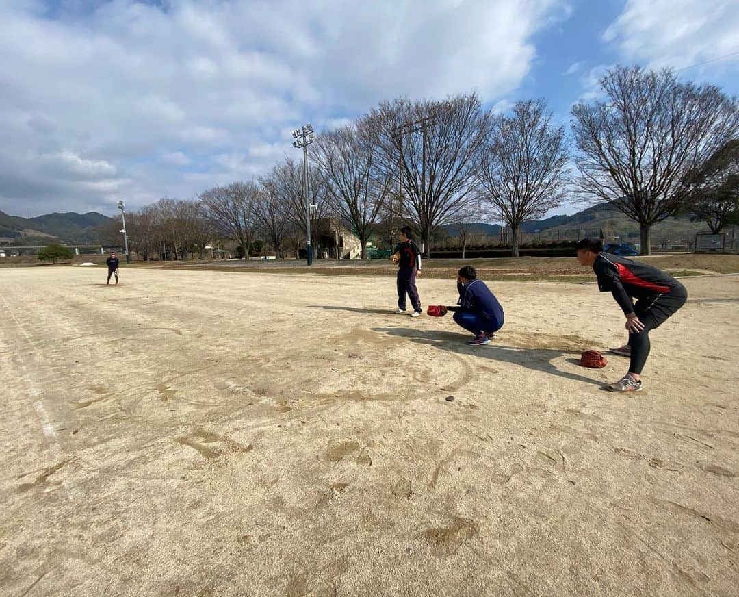 上杉あずささんのインスタグラム写真 - (上杉あずさInstagram)「. うきは自主トレ @スポーツアイランド 2020年も地元出身の野球人達としっかり練習初めしてきました⚾️✨ . ◎小江光樹 #九州産業大 #朝倉高校 ◎伊藤大和 #三菱重工名古屋 #創成館 ◎野口遥駆 #福岡ハードバンクポークス #日本文理大 #創成館 ◎上杉あずさ #福岡ハードバンクポークス ◎実彩マネージャー 社会人と大学でバリバリの現役選手2人と、身も心もバリバリの草野球選手2人で充実した練習が出来ました☺️💪🏼 . ほとんど私の牽制、ベースカバー、ピッチング練習に付き合ってもらった形でしたが🙏🏼🙏🏼みんなありがとう‼️ 大和、光樹の2020年の飛躍と、遥駆と私のポークスでの活躍を祈って✨✨今年もみんな頑張りましょう⚾️❣️ #baseball #training #thefirstday #beginning #2020 #team #ukiha #island #チームうきは #自主トレ #新年 #初練習 #地元 #今年も頑張ろう #吉井中 #田主丸中 #杷木中 #浮羽中」1月2日 14時22分 - azumacks