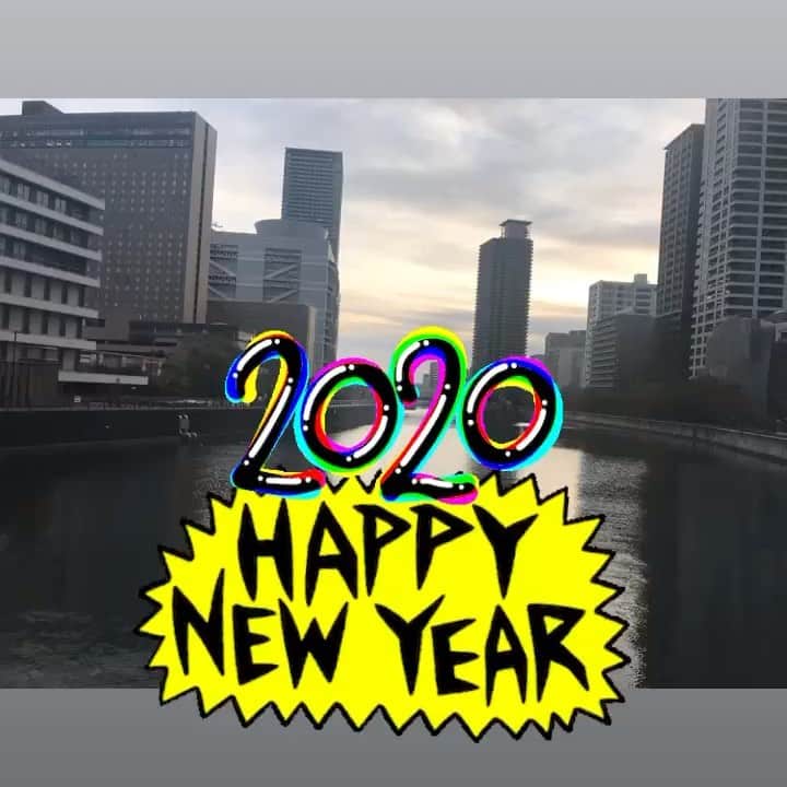 髙山和幸のインスタグラム：「⛩新年あけましておめでとうございます Instagramのブロックから解放されて，やっと新年の挨拶。 昨年は，多くの方と出会うことができ，充実した年を過ごすことができました。 ありがとうございました^_^ 2020年，更なる飛躍の年となるよう， いろんな場所に行って，たくさんの人と会い，たくさん経験を重ねて行きます。  今年もどうぞ宜しく🙇‍♂️🙇‍♂️お願い致します 2020年1月2日 髙山和幸  #感謝 #いいね #資産運用 #資産構築 #資産形成 #公務員 #年賀状」