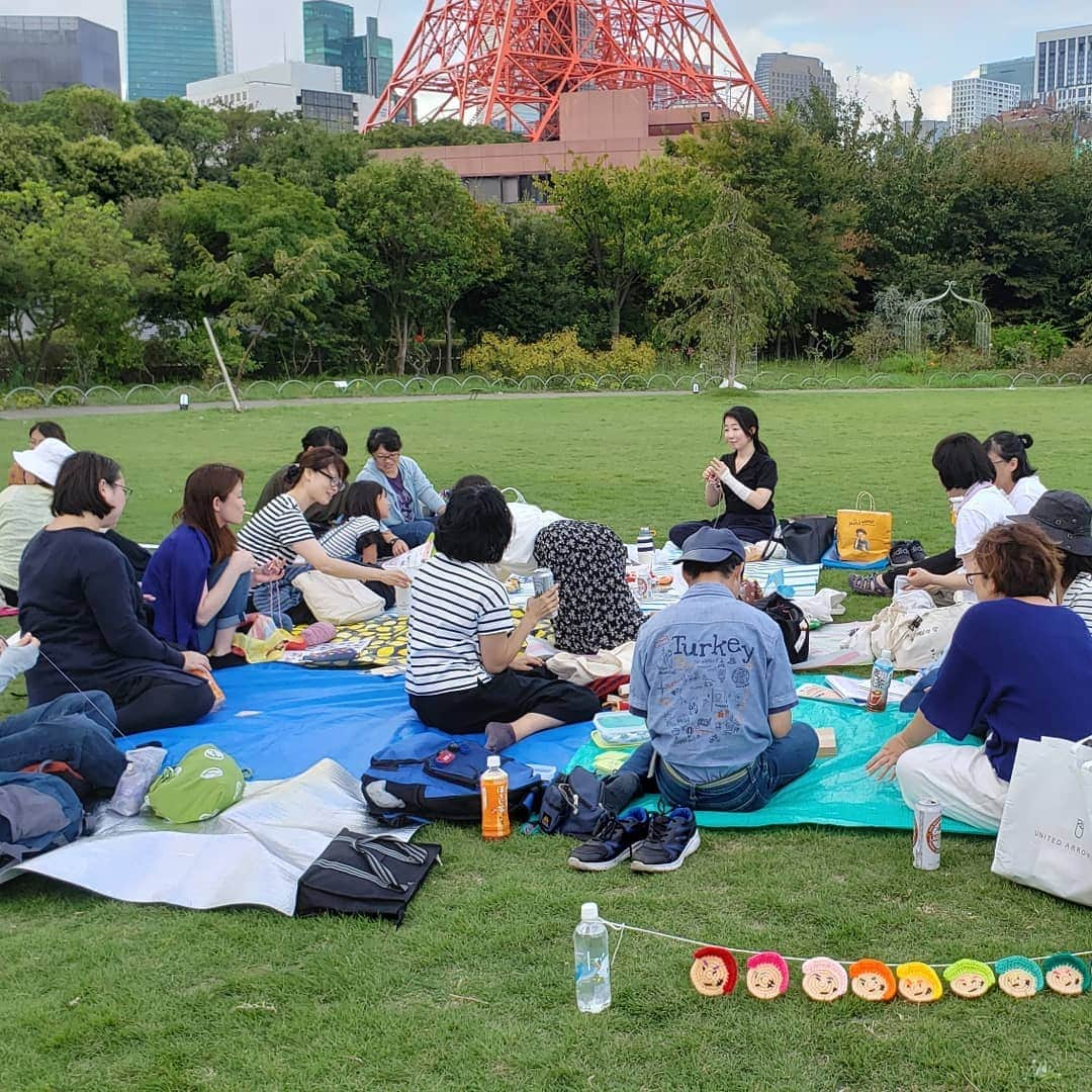 アイパー滝沢さんのインスタグラム写真 - (アイパー滝沢Instagram)「新作編み物54 『ヌンチャク』 今週日曜日にやる『編みフェス×ヌンチャク教室』でコラボするからヌンチャク編んでみたホゥ。 是非みんなさん！今年1発目の編みフェスに是非参加して！ホゥ。 編みフェス1/5(日)、芝公園で12時～16時から参加費無料ホゥ。 学校、会社が始まる前に是非遊びに来てホゥ。 ※ワークショップではありませんよ。 #knitting #Crochet #ヌンチャク #芝公園 #編みフェス #東京タワー #ハマナカアンバサダー #グリフォン國松 #handmade」1月2日 14時40分 - t.aipa