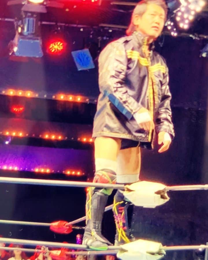 金本浩二のインスタグラム：「🎍新年明けましておめでとうございます。 大晦日プロレスでカウントダウンが終わり これからまた🚄上京します。 🌃は、ゆっくり寝よう😌💤」
