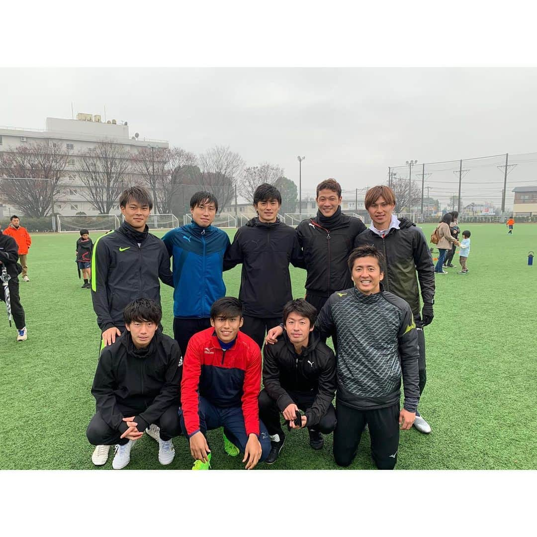 藤嶋栄介のインスタグラム：「年末には熊本出身のプロ選手が集まり、小学生向けのサッカースクールに招待されました。 沢山の子供たちと触れ合う事ができとても楽しい時間を過ごす事が出来ましたし、沢山の子供達の中からプロになる選手が出てきてくれるのが楽しみです。  #熊本出身 #プロ選手 #サッカースクール #藤本康太 #藤本大 #六反勇治  #西弘則 #谷口彰悟 #藤嶋栄介 #中原輝 #酒井崇一  #江川湧清」