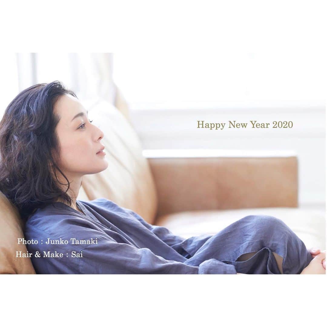 竹中友紀子のインスタグラム：「#新年のご挨拶  あけましておめでとうございます。 歳を重ねるにつれ周りの環境も変化していく中で、知らず知らずの縛られていた自分のこだわりを少し緩めたら、新たな景色が見えてきたっ。 今年はどんな景色が見られるのかワクワクしています。 今という時間を大切に、やっぱりみんなでいっぱい笑いたい。 私自身の力はまだまだ小さく、大したことはできないけど、仲間やお世話になっているみなサマ、応援してくださっているみなサマサマと一緒ならがんばれる‼︎ というわけで、今年もよろしくお願いいたします。 そして、みなサマにとっても笑顔溢れる年となりますように🍀  写真1 #photo ... #玉置順子 さん @junko_tamaki  #hairmake ... #sai さん #model ... #竹中友紀子  写真2 岐阜市最高峰百々ヶ峰からの初日の出」
