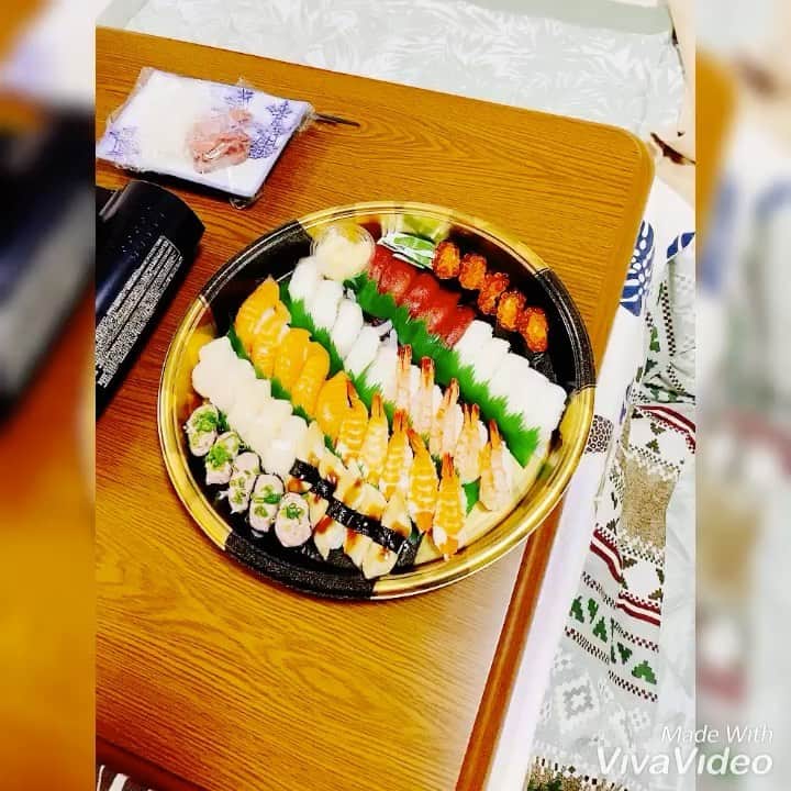 雪乃しほりのインスタグラム：「昨日は家族全員揃いました🎍 姪っ子甥っ子もお兄ちゃんの彼女さんも来て穏やかな1日でした♡ᵕ̈* そしてみんなゲームしてる🎮 皆様はいかがお過ごしでしょうか？ #正月  #正月料理  #元旦  #家族」
