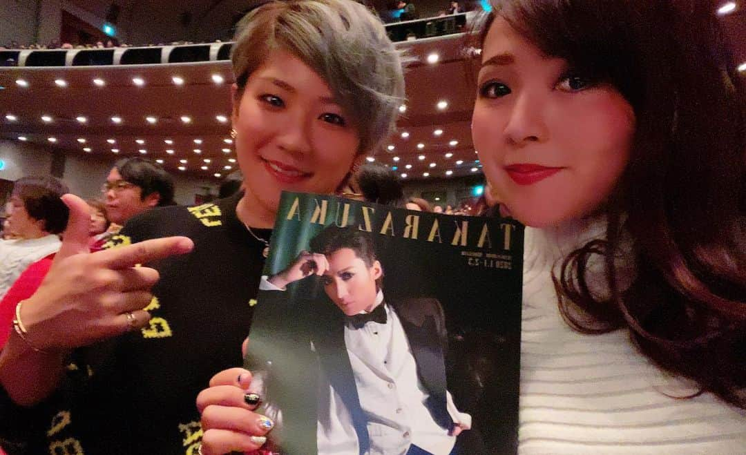 成田美寿々さんのインスタグラム写真 - (成田美寿々Instagram)「今日はヅカ初め❤️ 雪組さんをムラまで観劇にいきました🥺❤️ #望海風斗　さん さいっこう。歌声ももちろん、演技、歌ってる時のお顔や悲痛にもがく表情… 幼少期からおじさんまで演じ分けるとか流石の一言でした。 そしてあのバラの似合う🌹人っているの？くらい。 ネクタイ外すときとかもうエロすぎて18禁です。 楽曲も素晴らしくて、早くCD出ないかいまから待ち遠しい🤤❤️ #真彩希帆　さん 天使。ただ天使👼 #だいきほ　は正義。一番のコンビ推し。神様ありがとう。 #彩風咲奈　さん ネイビーの縦ストライプのスーツ似合いすぎでしょ。 あの目の使い方がとても好き。 #朝美絢　さん 今回娘役。彩風咲奈さんの愛人役だったけど演技すげえ。幅がすごい。狂った瞬間なんか鳥肌ものでした。 、 、 語りたいことたくさんあるけどこの辺で😘 今日も嫁のセレナありがとう❤️ 何日いても飽きない、いやもはや飽きるとかの領域ではない、相方なのでした😘 オフのうちにたくさん見ておかなくちゃ〜 オンオフしっかり！やるときはやる！！」1月2日 15時15分 - misuzunarita