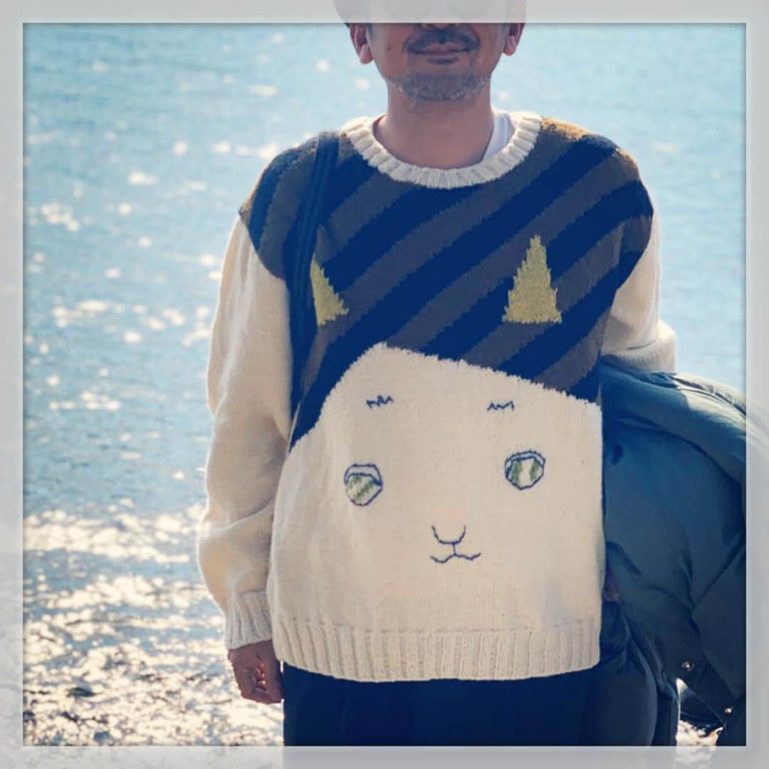 Akira Yamaguchiさんのインスタグラム写真 - (Akira YamaguchiInstagram)「ニット作家の @noranobikke さんにオーダーして作って頂いた、パンチョとガバチョのセーター。新年に着させて頂きました。表がパンチョで後ろにガバチョ。ありがとうございます。すごくかわいい！😻😻 #パンチョとガバチョ #セーター」1月2日 15時10分 - pancho0002