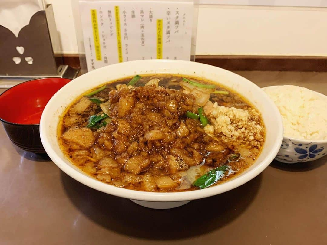 SUSURUさんのインスタグラム写真 - (SUSURUInstagram)「三鷹のスタ満ソバ！ 昼の部は『鶏こく中華すず喜』として営業するお店が夜の部は『スタミナ満点ラーメンすず鬼』と屋号を変え、別メニューを提供😈 アリランラーメンのスタミナ感、竹岡式ラーメンの醤油感、そして二郎系ラーメンの麺やアブラをインスパイアした暴力的な一杯です🔥 無料トッピングのニンニクとアブラを加えればパンチ極大！ ゴロゴロとスタミナ具材も入っているのでご飯はマスト🍚 夜のみ営業なので注意です⚠️ #susuru_tv #1499日目 #スタミナ満点ラーメンすず鬼  #三鷹 #東京 #スタ満ソバ #ニンニクアブラ #生卵 #小ライス #超うまい  #ラーメン #らーめん #ramen #ラーメン部 #ramennoodles #毎日ラーメン生活 #麺スタグラム #japaneseramen #japanramen #foodstagram #foodie #noodles #instanoodle #instaramen #instafood #susururecommended #三鷹ラーメン #東京ラーメン」1月2日 15時11分 - susuru_tv