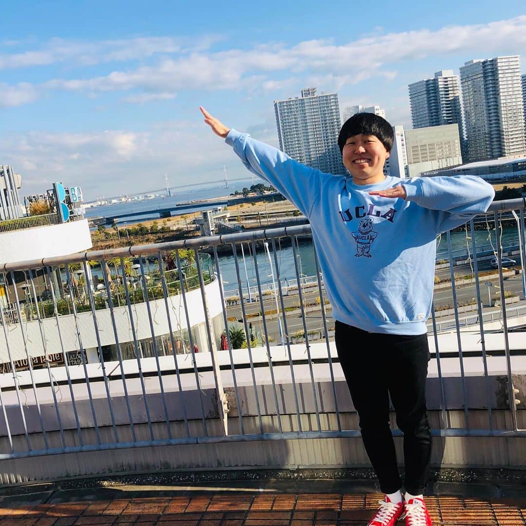 かみちぃさんのインスタグラム写真 - (かみちぃInstagram)「横浜ベイクォーターでお笑いステージです！！ 楽屋のベランダが最高だ！！ #おNewのトレーナー #青空にピッタリの色 #しゅんしゅんクリニックP #髪色まで青じゃん？ #このポーズいいなぁ #と言ってたポーズは #ヒロチョのポーズでした」1月2日 15時14分 - kamichii_gerrardon