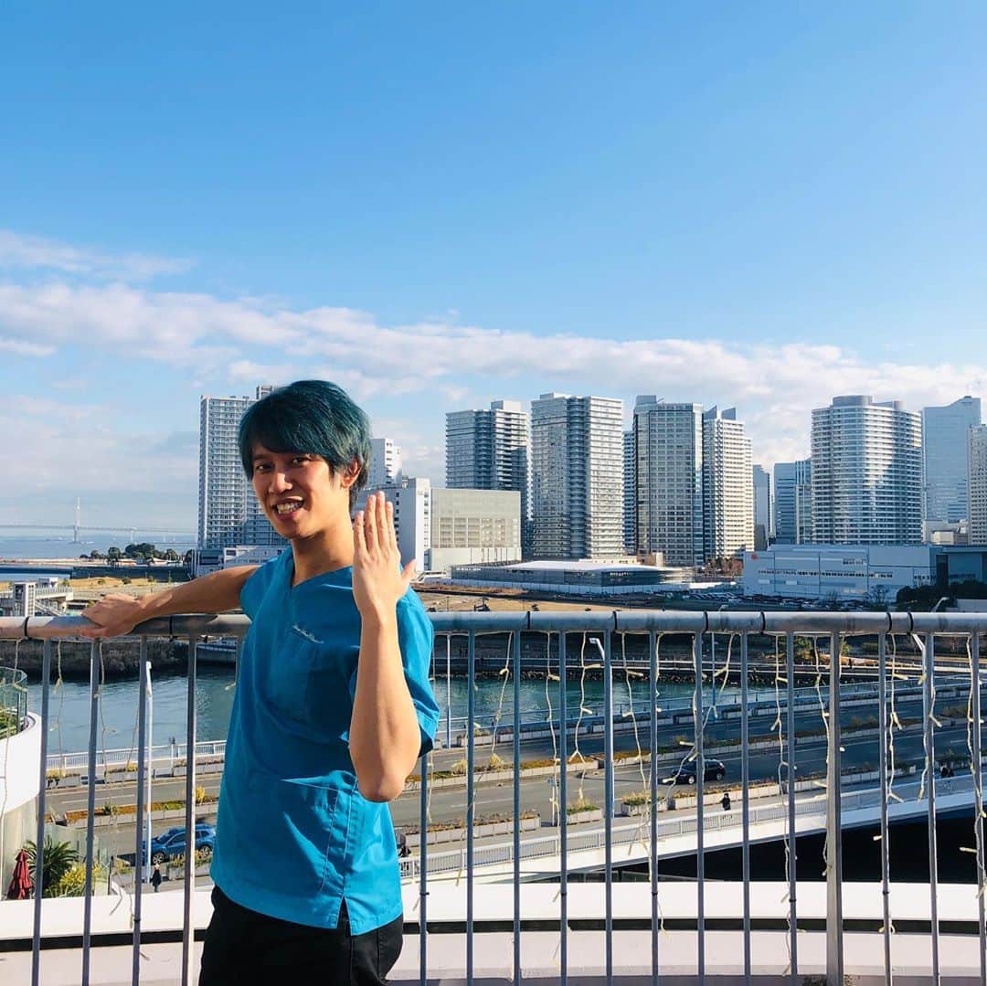 かみちぃさんのインスタグラム写真 - (かみちぃInstagram)「横浜ベイクォーターでお笑いステージです！！ 楽屋のベランダが最高だ！！ #おNewのトレーナー #青空にピッタリの色 #しゅんしゅんクリニックP #髪色まで青じゃん？ #このポーズいいなぁ #と言ってたポーズは #ヒロチョのポーズでした」1月2日 15時14分 - kamichii_gerrardon