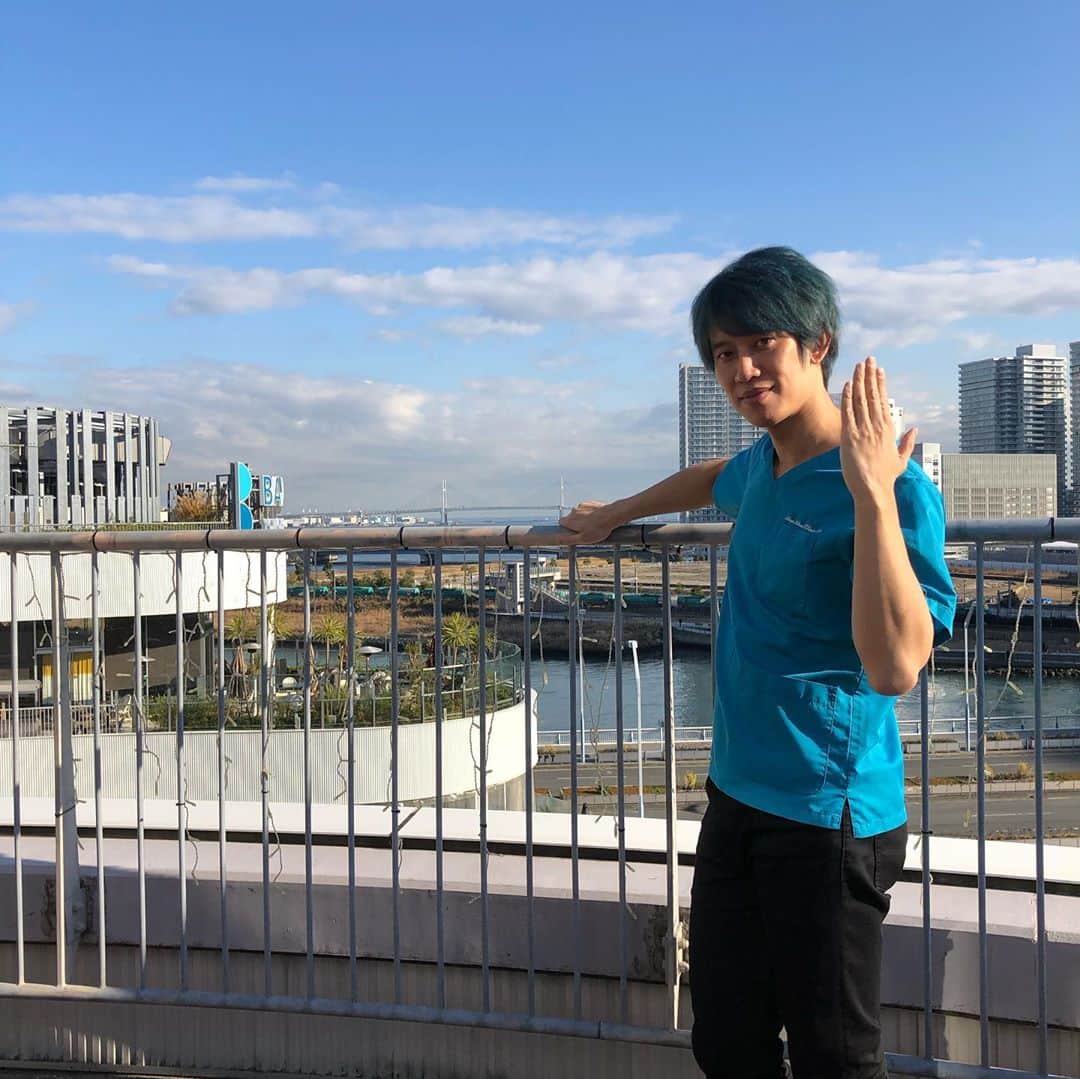 かみちぃさんのインスタグラム写真 - (かみちぃInstagram)「横浜ベイクォーターでお笑いステージです！！ 楽屋のベランダが最高だ！！ #おNewのトレーナー #青空にピッタリの色 #しゅんしゅんクリニックP #髪色まで青じゃん？ #このポーズいいなぁ #と言ってたポーズは #ヒロチョのポーズでした」1月2日 15時14分 - kamichii_gerrardon