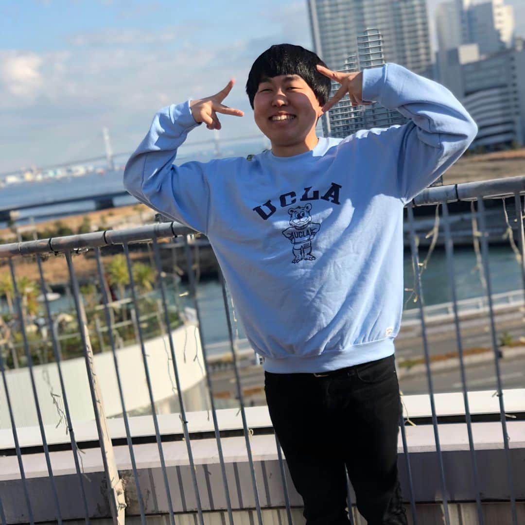かみちぃさんのインスタグラム写真 - (かみちぃInstagram)「横浜ベイクォーターでお笑いステージです！！ 楽屋のベランダが最高だ！！ #おNewのトレーナー #青空にピッタリの色 #しゅんしゅんクリニックP #髪色まで青じゃん？ #このポーズいいなぁ #と言ってたポーズは #ヒロチョのポーズでした」1月2日 15時14分 - kamichii_gerrardon
