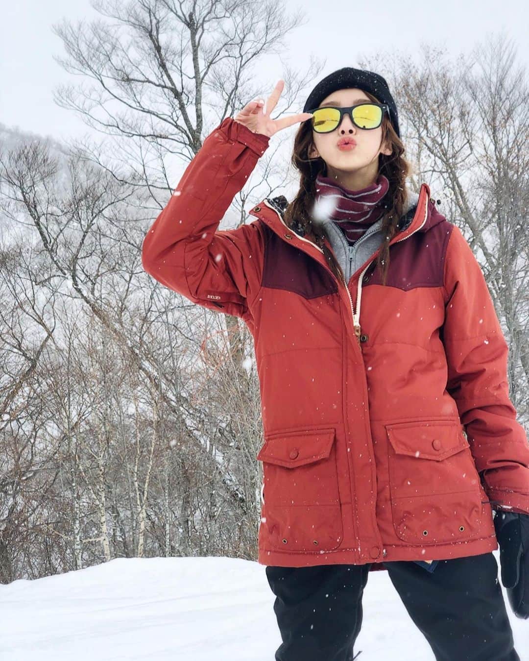 三宿菜々さんのインスタグラム写真 - (三宿菜々Instagram)「. 2020初滑り〜🏂 パウダーだけど寒すぎて地面はカチカチ！ めっちゃ吹雪いてるよ❄️❄️❄️ 積雪深は100で、この辺だと1番なはず😛 #かぐら #かぐらスキー場 #新潟 #スノボー #スノボー女子 #ボード #snowboarding #snowboard」1月2日 15時32分 - mishuku_nana