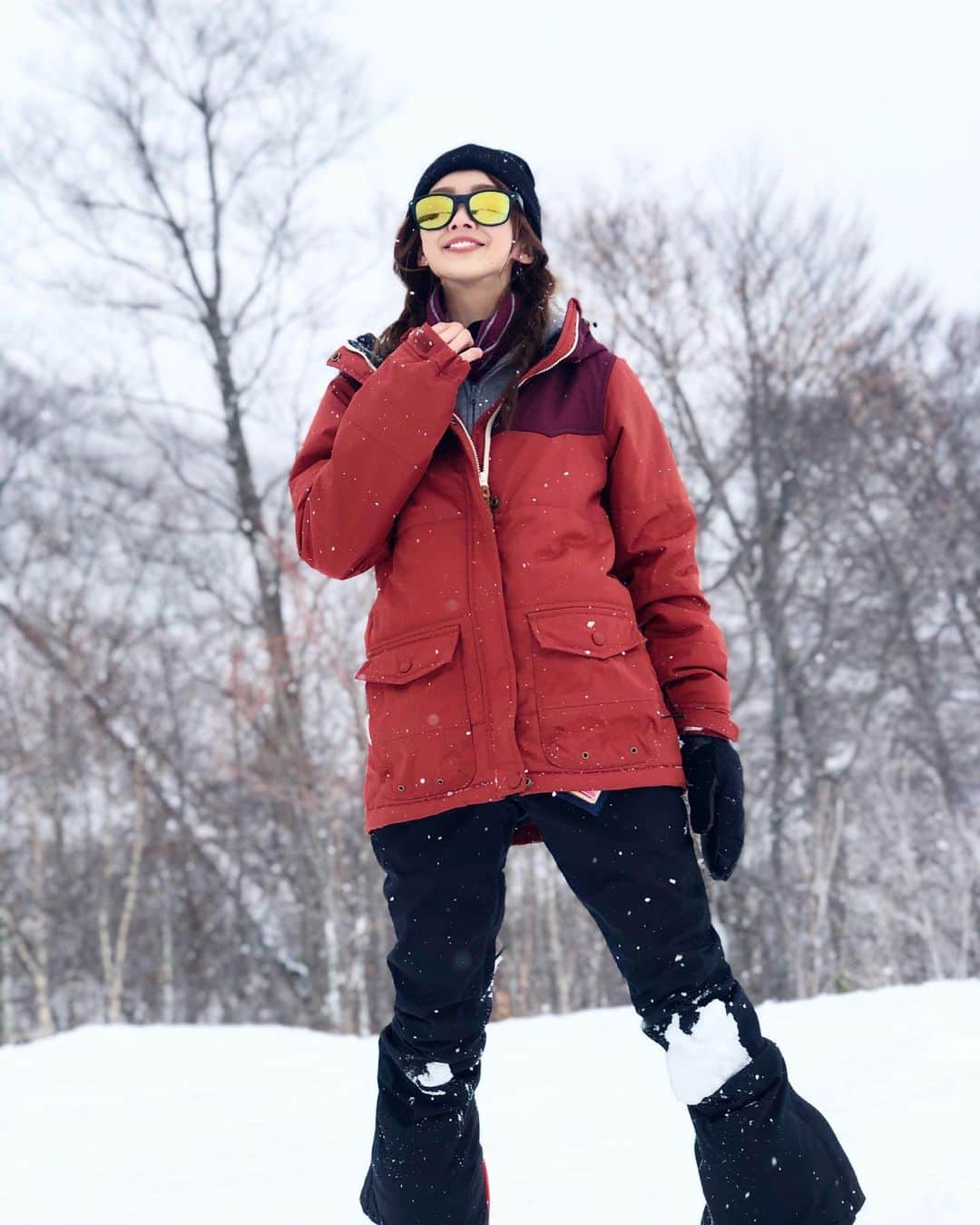 三宿菜々さんのインスタグラム写真 - (三宿菜々Instagram)「. 2020初滑り〜🏂 パウダーだけど寒すぎて地面はカチカチ！ めっちゃ吹雪いてるよ❄️❄️❄️ 積雪深は100で、この辺だと1番なはず😛 #かぐら #かぐらスキー場 #新潟 #スノボー #スノボー女子 #ボード #snowboarding #snowboard」1月2日 15時32分 - mishuku_nana
