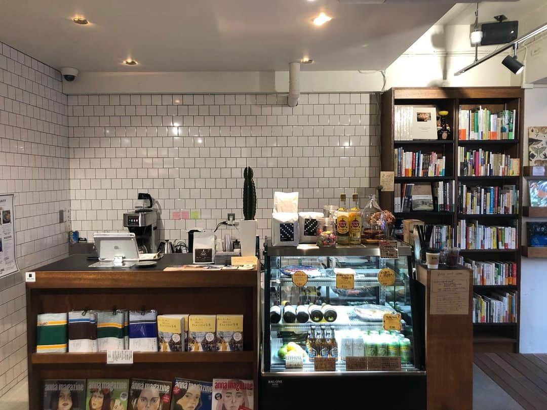 石井輝明さんのインスタグラム写真 - (石井輝明Instagram)「渋谷。 今日はずっと渋谷無限大にいます。 さっそくコーヒー。 年末年始は全然カフェに行けてないので嬉しい。  #bagonecafe #cafe #coffee #カフェ #東京カフェ #渋谷カフェ #カフェ芸人 #今年が始まったけど #どうせ今年もあっという間に過ぎて #気が付けば来年になってるんでしょう #どうせあっという間なら #楽しいあっという間がいいに決まってる #どうせ楽しいあっという間になると思う #これを書いてる今もあっという間に過ぎていってる #あっという間もないくらいのあっとさ加減 #今年もお願いします #あっという間ですけど」1月2日 15時26分 - comandanteishii