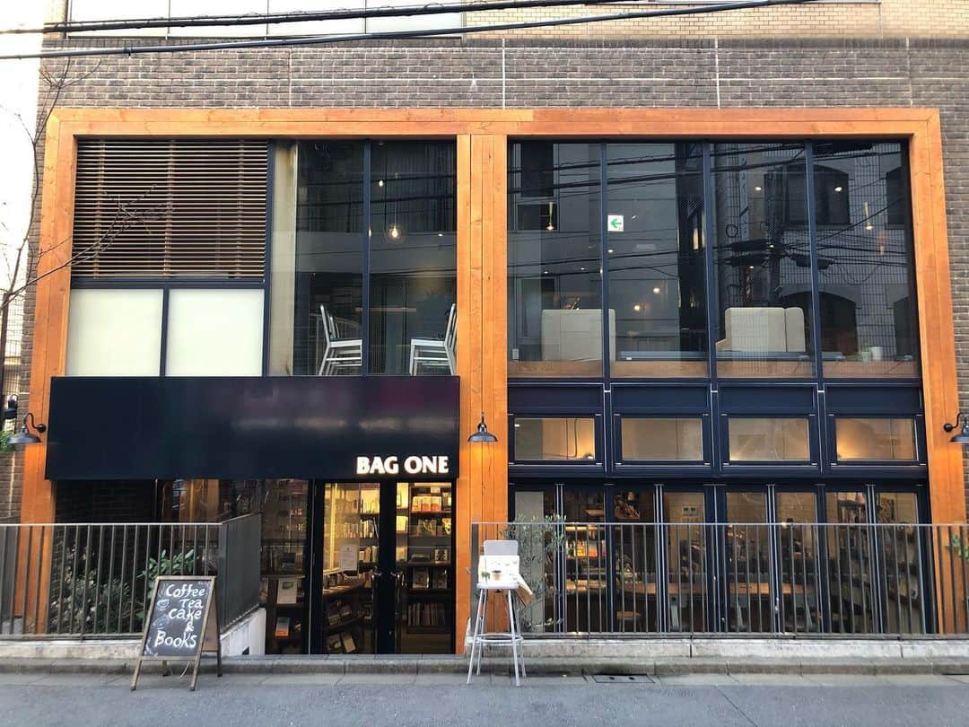 石井輝明さんのインスタグラム写真 - (石井輝明Instagram)「渋谷。 今日はずっと渋谷無限大にいます。 さっそくコーヒー。 年末年始は全然カフェに行けてないので嬉しい。  #bagonecafe #cafe #coffee #カフェ #東京カフェ #渋谷カフェ #カフェ芸人 #今年が始まったけど #どうせ今年もあっという間に過ぎて #気が付けば来年になってるんでしょう #どうせあっという間なら #楽しいあっという間がいいに決まってる #どうせ楽しいあっという間になると思う #これを書いてる今もあっという間に過ぎていってる #あっという間もないくらいのあっとさ加減 #今年もお願いします #あっという間ですけど」1月2日 15時26分 - comandanteishii