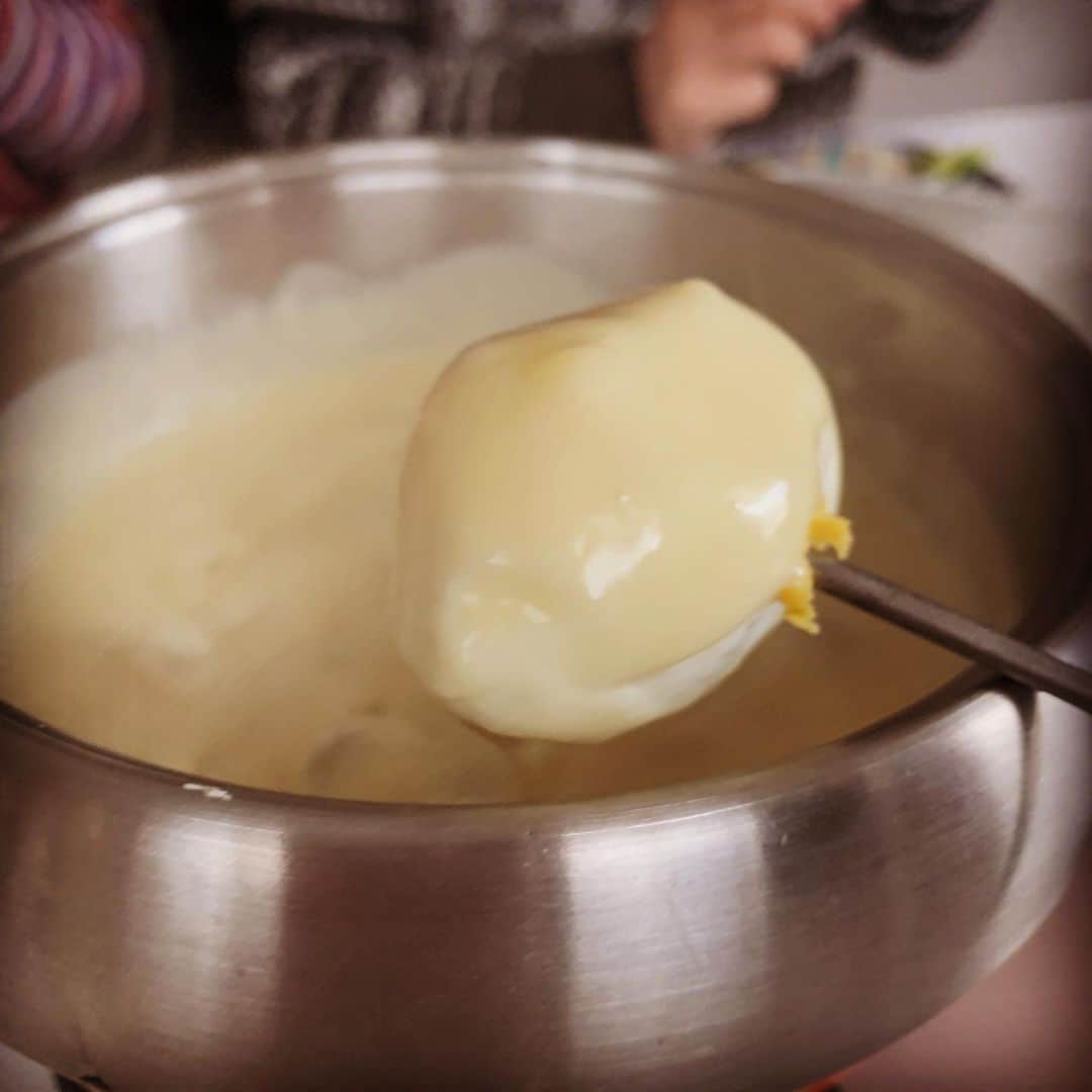 梅津有希子さんのインスタグラム写真 - (梅津有希子Instagram)「1月2日の実家ごはん@札幌。もうお節に飽きてチーズフォンデュ🧀　さすがよつ葉。チーズうまい！　意外とゆで卵とちくわがヒット。#チーズフォンデュ #お正月 #cheese #ちくわ #よつ葉」1月2日 15時27分 - y_umetsu