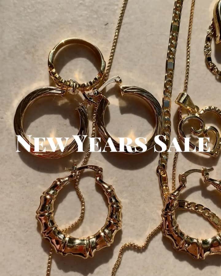 UlalaGirlのインスタグラム：「Happy new yerrrrrrrrr!♥️ 【NEW YEARS SALE】 January 2nd- January 6th✨ All products are 20% off.  明けましておめでとうございます㊗️🎉 日頃の感謝を込めて、ジュエリー全て20%オフセールを６日まで行います! リアルゴールドもセール対象になってます。 このセールでお買い上げの皆様にはニューイヤーメッセージ添えてお送りさせて頂きます🥰  2020年は絶対いい年にしようー！🎉」