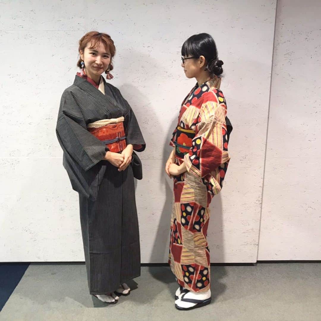 土井コマキさんのインスタグラム写真 - (土井コマキInstagram)「2020.1.1 新年は着物に襷で生放送。 よく聞かれるのですが、私の和服は、基本的に祖母や母のお下がりか、古着ばかりです。 これも「ちょい小さいけど気にしなーい」古着の着物。モダンな椿の帯も古着。 今年こそ着物遊びイベントを企画したい。 今年もよろしくお願いします。 #こまきもの #コマキ手帖 #fm802  #着物 #kimono」1月2日 15時49分 - doikomaki