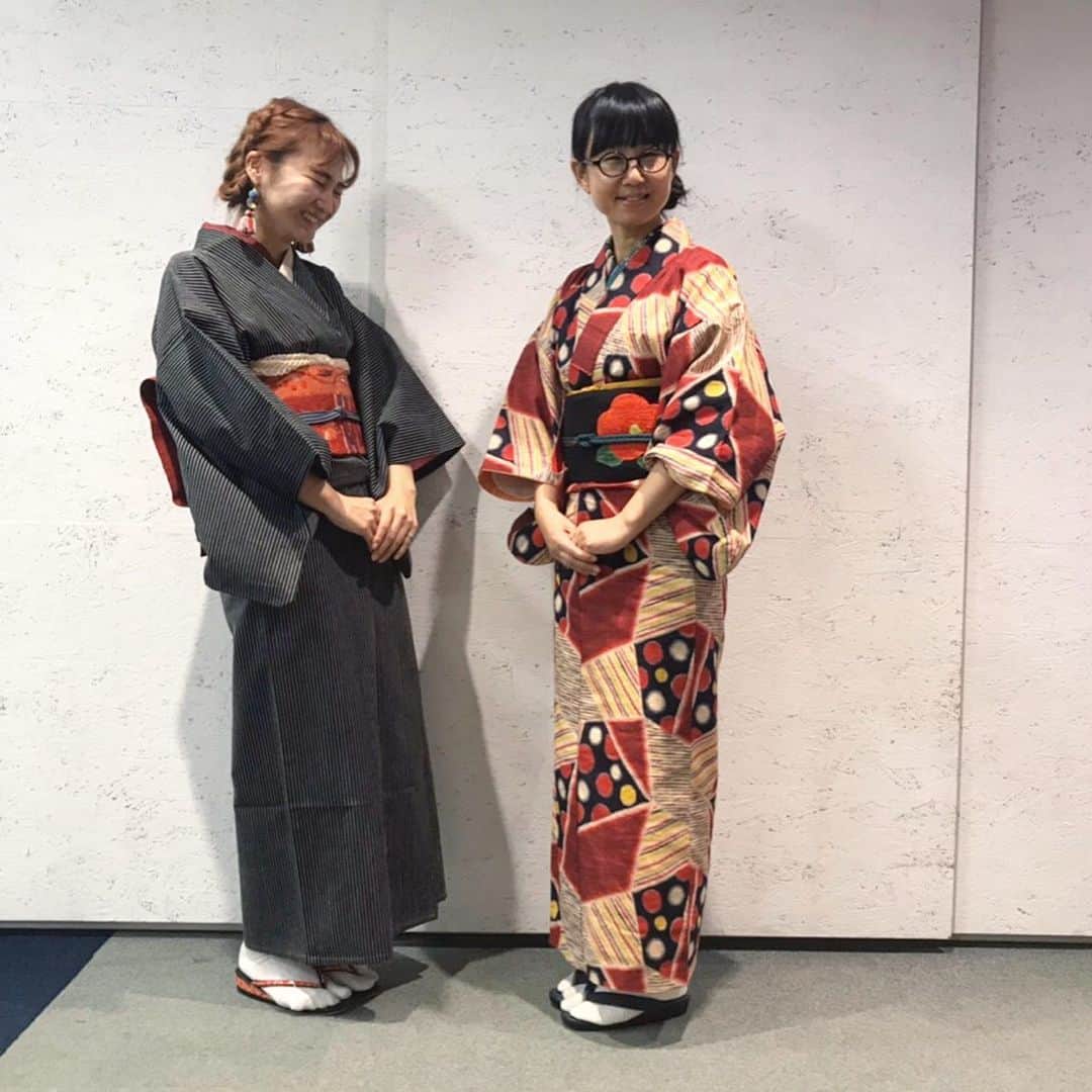 土井コマキさんのインスタグラム写真 - (土井コマキInstagram)「2020.1.1 新年は着物に襷で生放送。 よく聞かれるのですが、私の和服は、基本的に祖母や母のお下がりか、古着ばかりです。 これも「ちょい小さいけど気にしなーい」古着の着物。モダンな椿の帯も古着。 今年こそ着物遊びイベントを企画したい。 今年もよろしくお願いします。 #こまきもの #コマキ手帖 #fm802  #着物 #kimono」1月2日 15時49分 - doikomaki