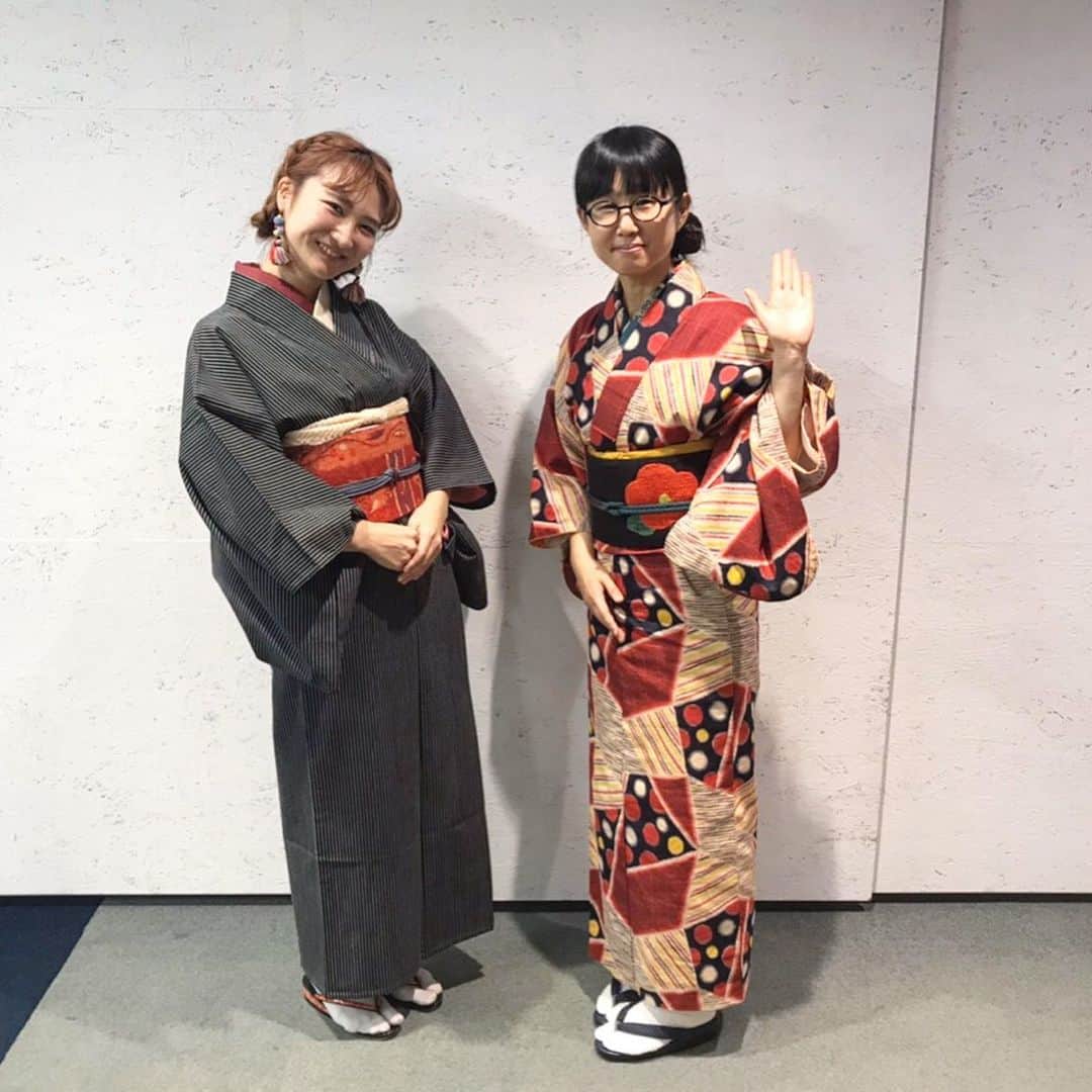 土井コマキさんのインスタグラム写真 - (土井コマキInstagram)「2020.1.1 新年は着物に襷で生放送。 よく聞かれるのですが、私の和服は、基本的に祖母や母のお下がりか、古着ばかりです。 これも「ちょい小さいけど気にしなーい」古着の着物。モダンな椿の帯も古着。 今年こそ着物遊びイベントを企画したい。 今年もよろしくお願いします。 #こまきもの #コマキ手帖 #fm802  #着物 #kimono」1月2日 15時49分 - doikomaki