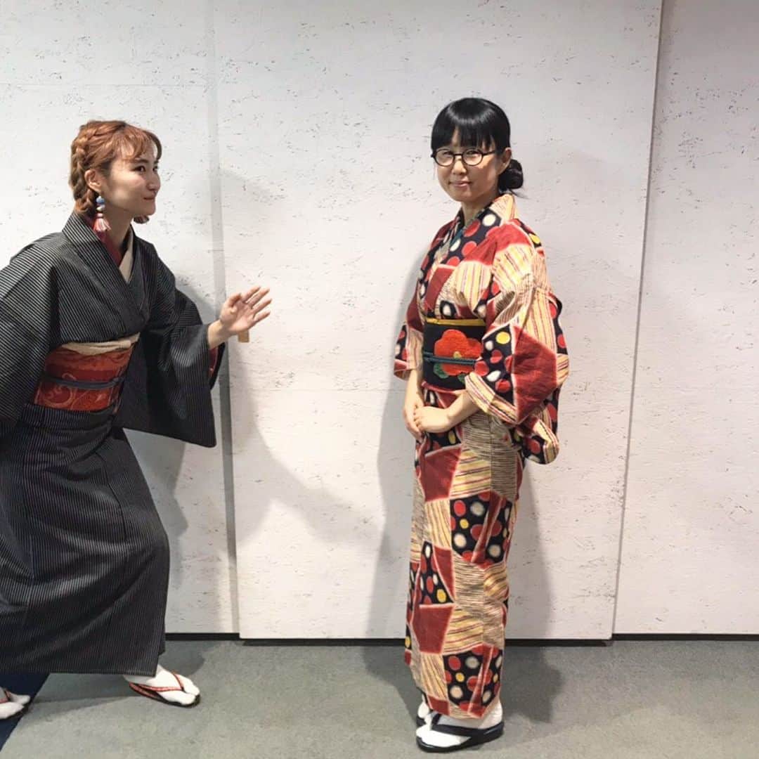土井コマキさんのインスタグラム写真 - (土井コマキInstagram)「2020.1.1 新年は着物に襷で生放送。 よく聞かれるのですが、私の和服は、基本的に祖母や母のお下がりか、古着ばかりです。 これも「ちょい小さいけど気にしなーい」古着の着物。モダンな椿の帯も古着。 今年こそ着物遊びイベントを企画したい。 今年もよろしくお願いします。 #こまきもの #コマキ手帖 #fm802  #着物 #kimono」1月2日 15時49分 - doikomaki