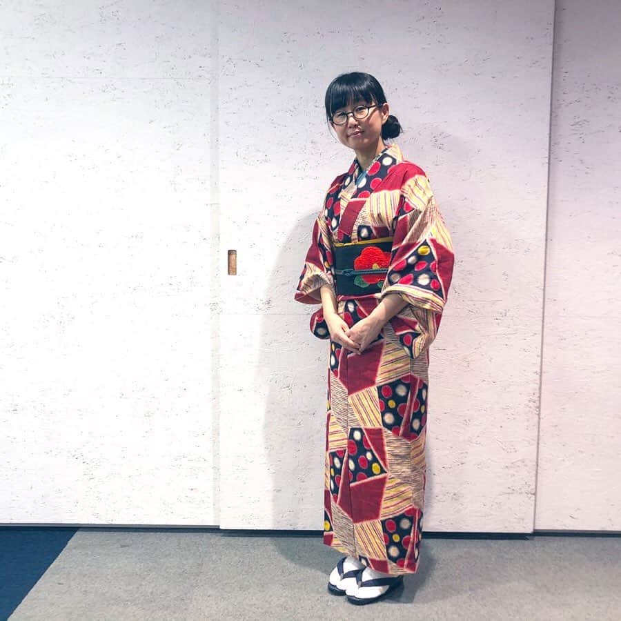 土井コマキさんのインスタグラム写真 - (土井コマキInstagram)「2020.1.1 新年は着物に襷で生放送。 よく聞かれるのですが、私の和服は、基本的に祖母や母のお下がりか、古着ばかりです。 これも「ちょい小さいけど気にしなーい」古着の着物。モダンな椿の帯も古着。 今年こそ着物遊びイベントを企画したい。 今年もよろしくお願いします。 #こまきもの #コマキ手帖 #fm802  #着物 #kimono」1月2日 15時49分 - doikomaki
