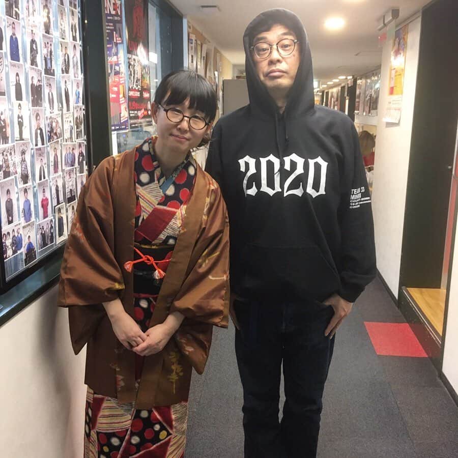 土井コマキさんのインスタグラム写真 - (土井コマキInstagram)「2020.1.1 新年は着物に襷で生放送。 よく聞かれるのですが、私の和服は、基本的に祖母や母のお下がりか、古着ばかりです。 これも「ちょい小さいけど気にしなーい」古着の着物。モダンな椿の帯も古着。 今年こそ着物遊びイベントを企画したい。 今年もよろしくお願いします。 #こまきもの #コマキ手帖 #fm802  #着物 #kimono」1月2日 15時49分 - doikomaki