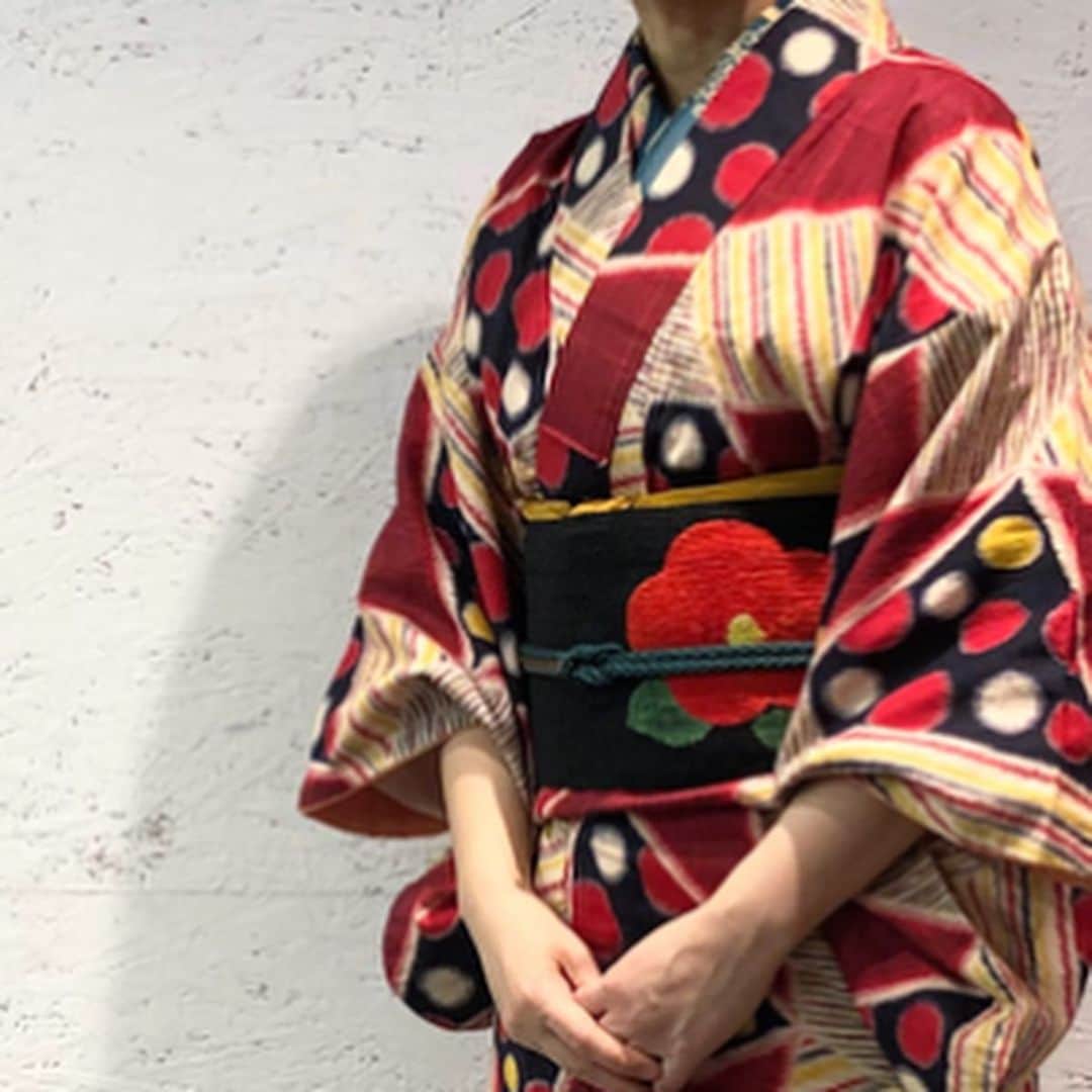 土井コマキのインスタグラム：「2020.1.1 新年は着物に襷で生放送。 よく聞かれるのですが、私の和服は、基本的に祖母や母のお下がりか、古着ばかりです。 これも「ちょい小さいけど気にしなーい」古着の着物。モダンな椿の帯も古着。 今年こそ着物遊びイベントを企画したい。 今年もよろしくお願いします。 #こまきもの #コマキ手帖 #fm802  #着物 #kimono」