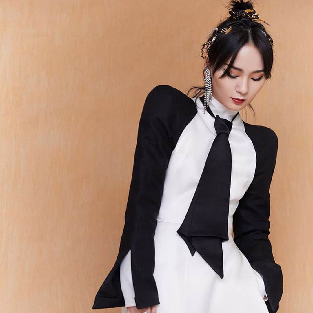 アガノヴィッチさんのインスタグラム写真 - (アガノヴィッチInstagram)「Recording artist Bibi Zhou in Aganovich couture for her Lunar Tour 2019. Special thanks to @lucialiustylist」1月2日 15時59分 - aganovich