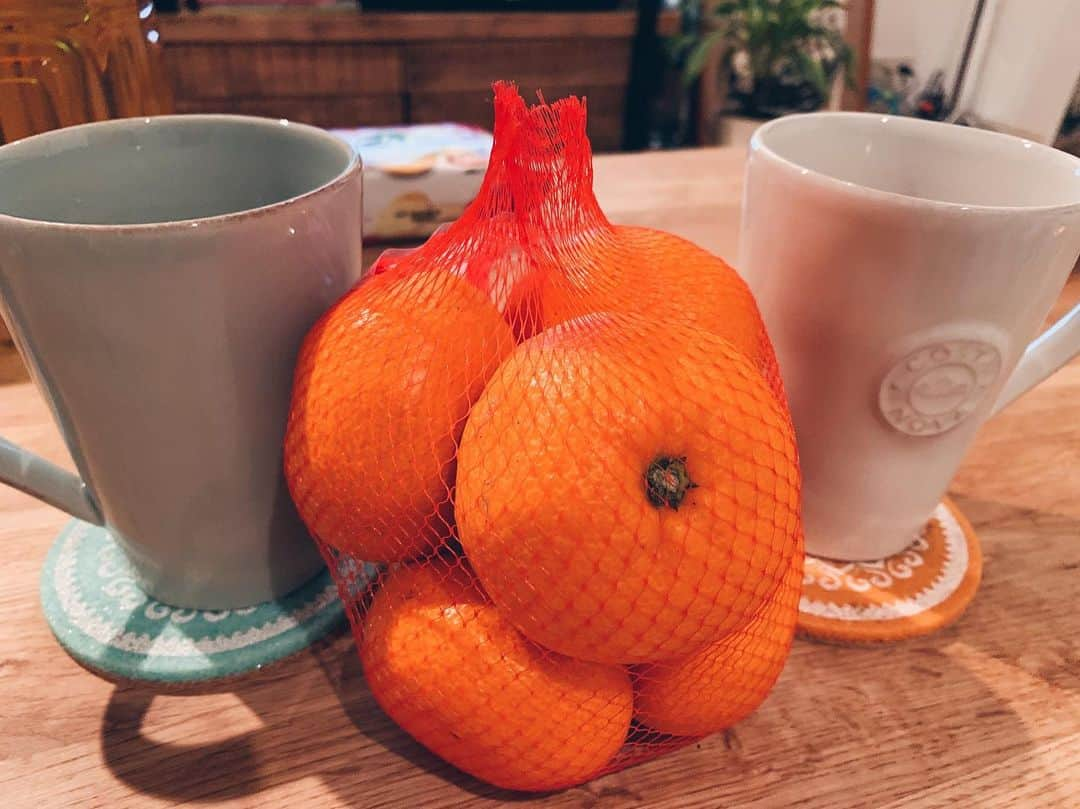 マイコ さんのインスタグラム写真 - (マイコ Instagram)「* お正月は無限ミカン🍊 子供の頃、あんまり食べると黄色くなるよって言われたw」1月2日 15時53分 - maicorori