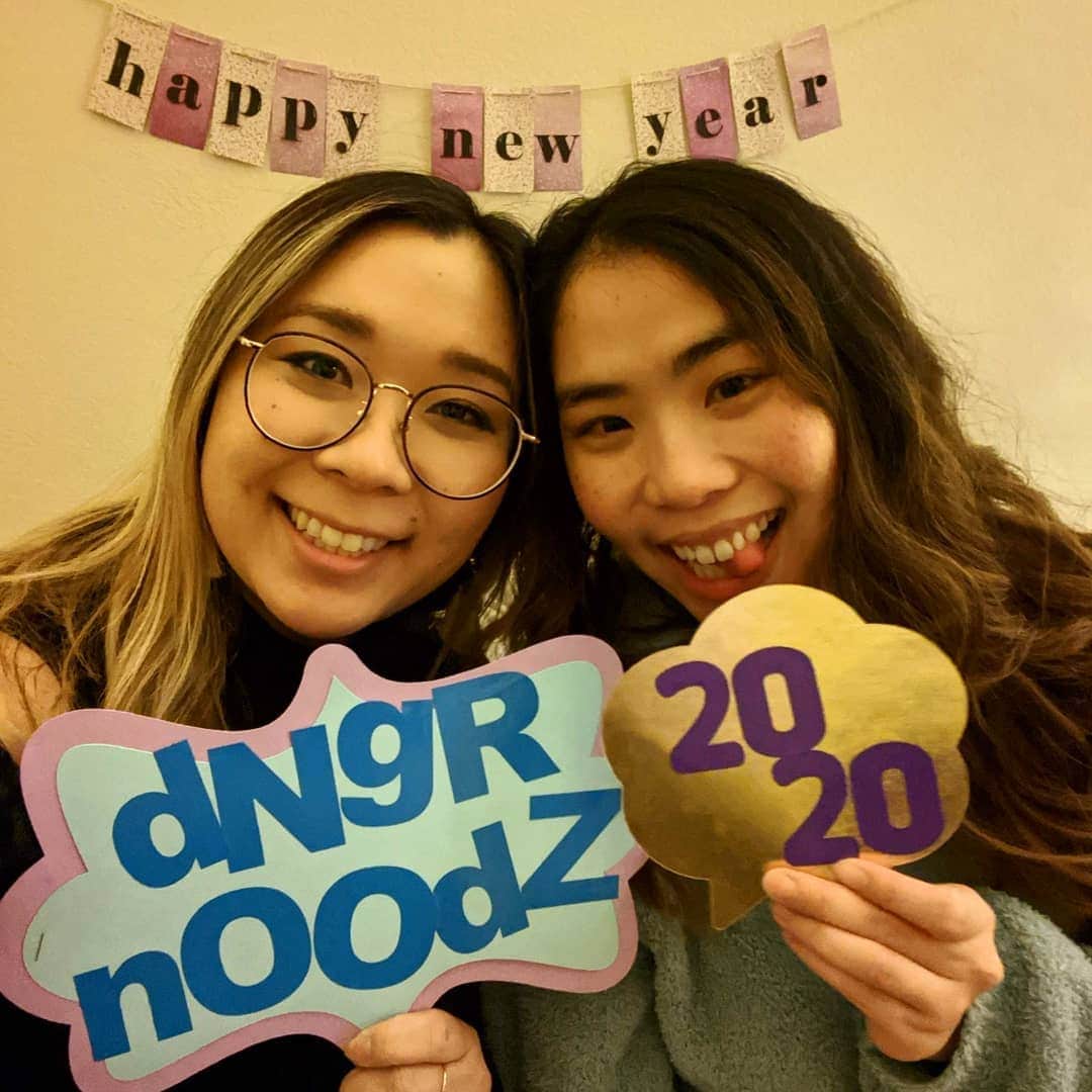 ベアトリサ・リャンさんのインスタグラム写真 - (ベアトリサ・リャンInstagram)「Cannot be happier going into 2020 with these goons 🥰 May your New Year be as blessed as my old year was. Thanks for the memories, 2019.  P.S. Happy freaking birthday @sirdatpie! Love you forever. May you always fall asleep at the end of the party. . . . #dngrnoodz🐍 #BFFL #happynewyear #goodbye2019 #roaring20s #intotheunknown #friends #forever #family」1月2日 15時56分 - bebe_liang