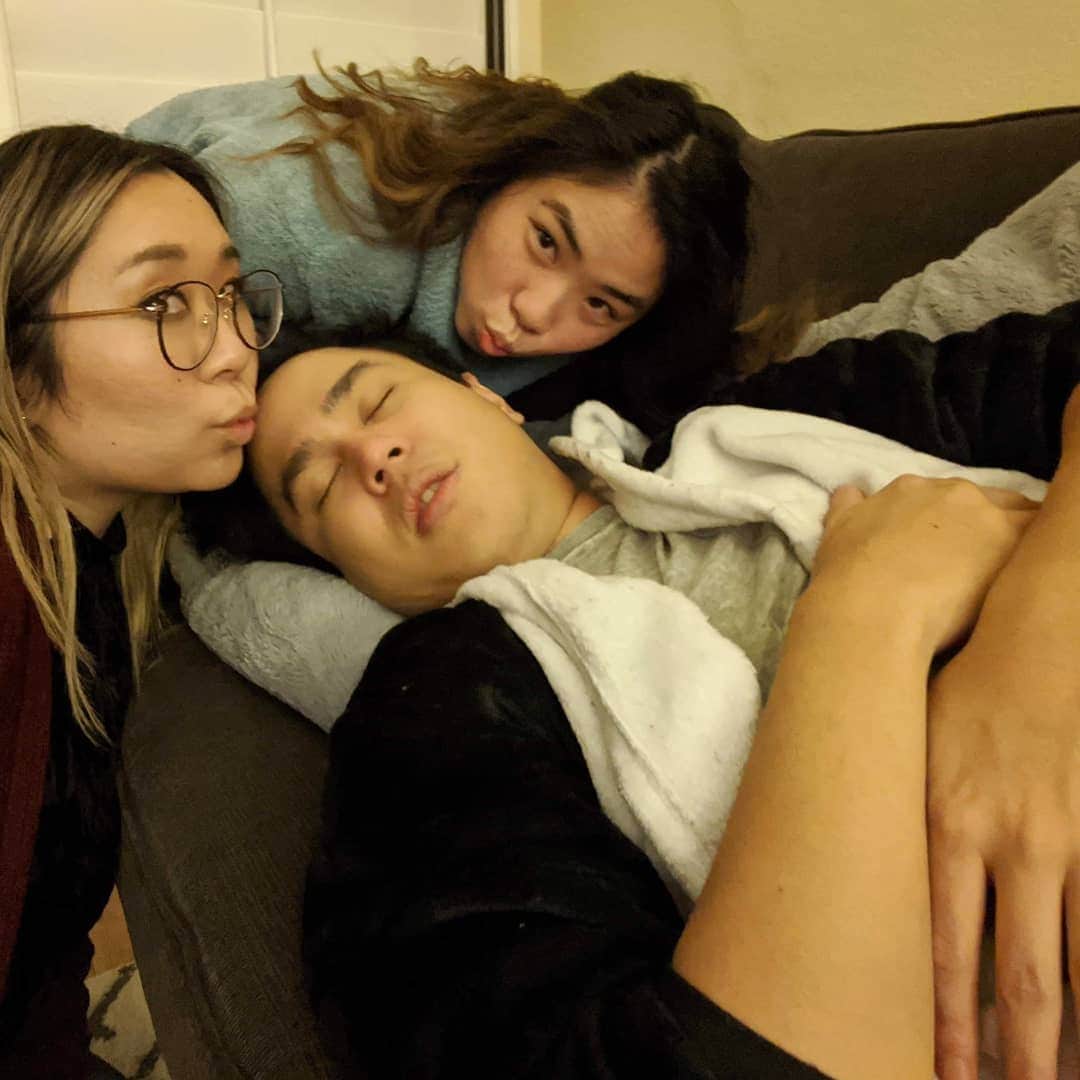ベアトリサ・リャンさんのインスタグラム写真 - (ベアトリサ・リャンInstagram)「Cannot be happier going into 2020 with these goons 🥰 May your New Year be as blessed as my old year was. Thanks for the memories, 2019.  P.S. Happy freaking birthday @sirdatpie! Love you forever. May you always fall asleep at the end of the party. . . . #dngrnoodz🐍 #BFFL #happynewyear #goodbye2019 #roaring20s #intotheunknown #friends #forever #family」1月2日 15時56分 - bebe_liang