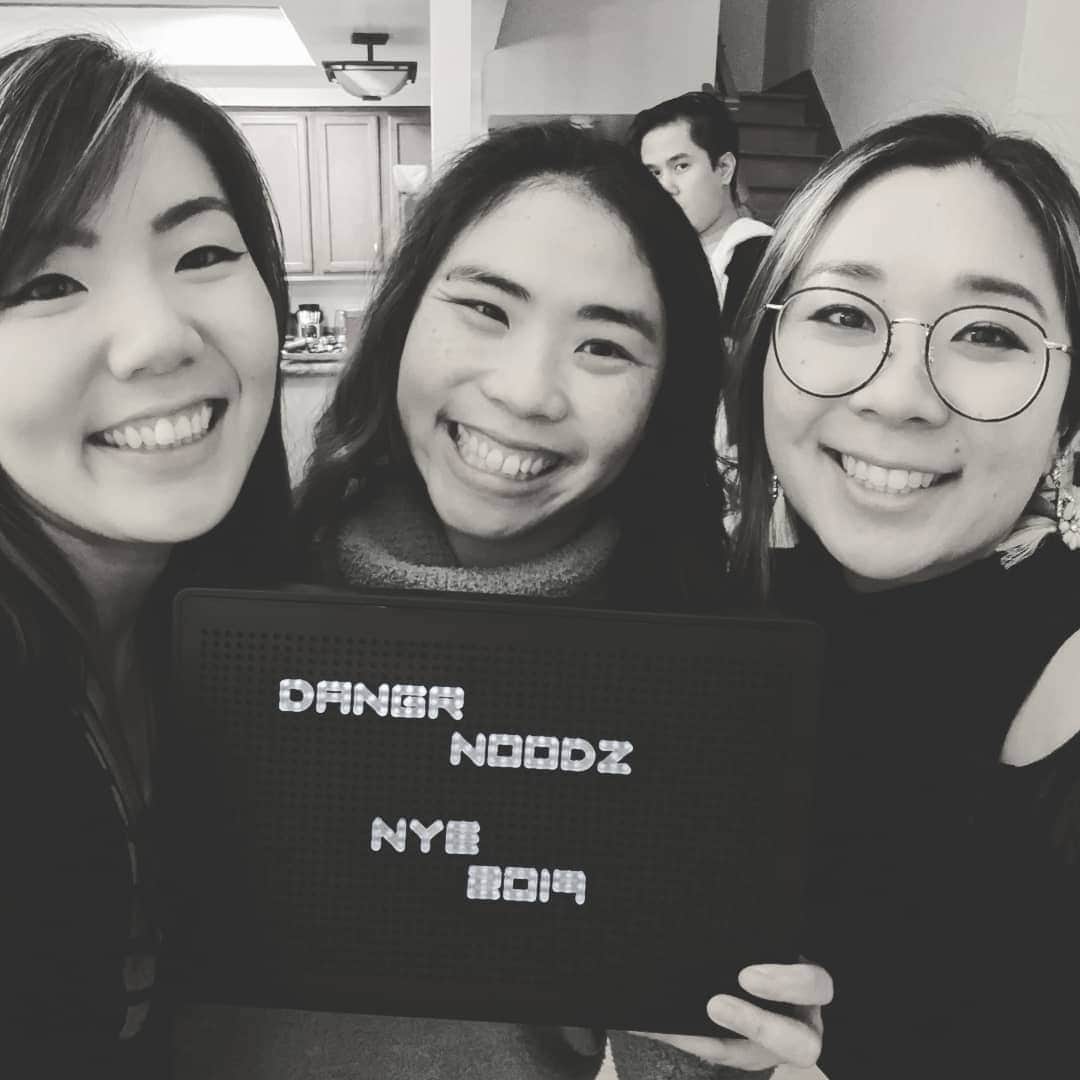 ベアトリサ・リャンさんのインスタグラム写真 - (ベアトリサ・リャンInstagram)「Cannot be happier going into 2020 with these goons 🥰 May your New Year be as blessed as my old year was. Thanks for the memories, 2019.  P.S. Happy freaking birthday @sirdatpie! Love you forever. May you always fall asleep at the end of the party. . . . #dngrnoodz🐍 #BFFL #happynewyear #goodbye2019 #roaring20s #intotheunknown #friends #forever #family」1月2日 15時56分 - bebe_liang