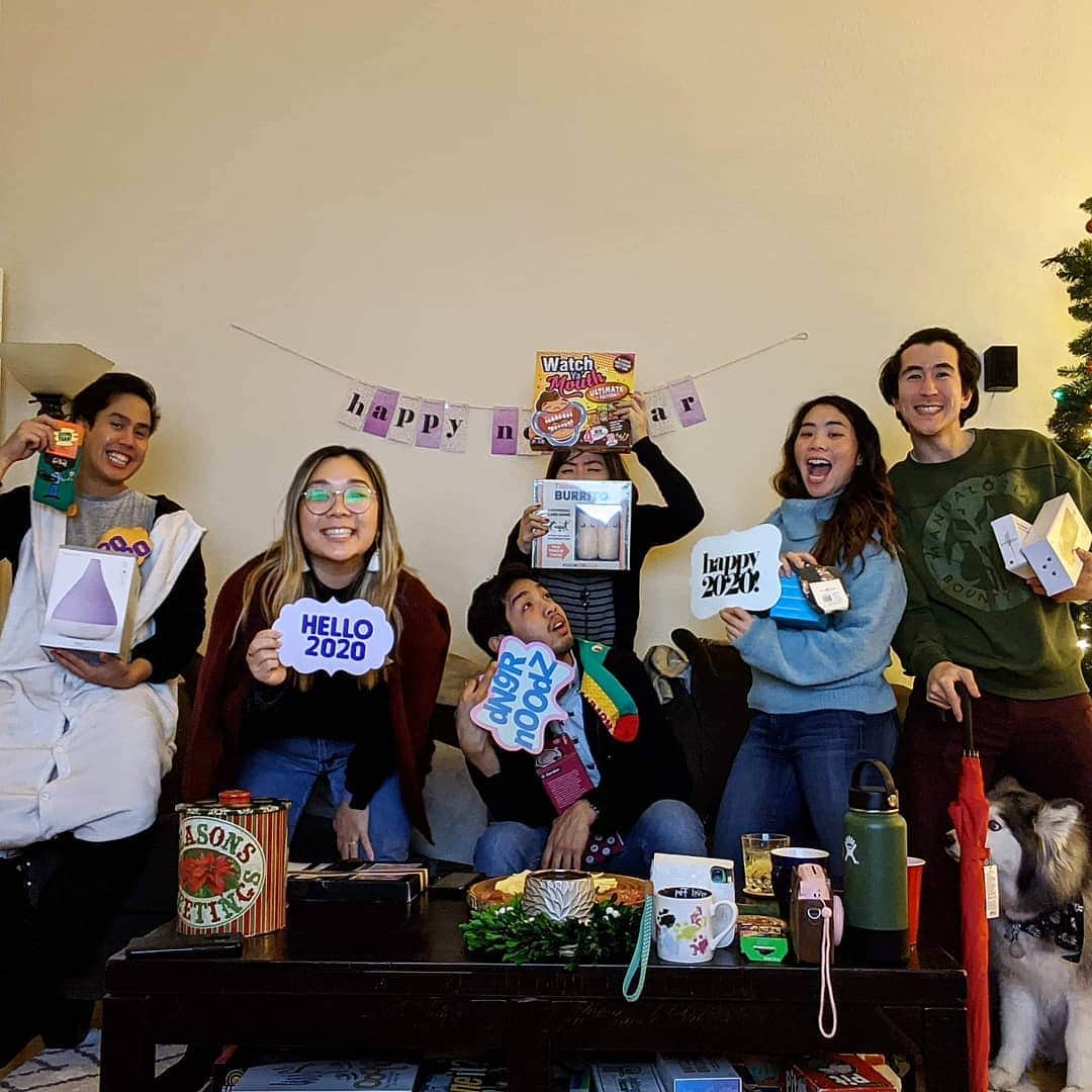 ベアトリサ・リャンのインスタグラム：「Cannot be happier going into 2020 with these goons 🥰 May your New Year be as blessed as my old year was. Thanks for the memories, 2019.  P.S. Happy freaking birthday @sirdatpie! Love you forever. May you always fall asleep at the end of the party. . . . #dngrnoodz🐍 #BFFL #happynewyear #goodbye2019 #roaring20s #intotheunknown #friends #forever #family」