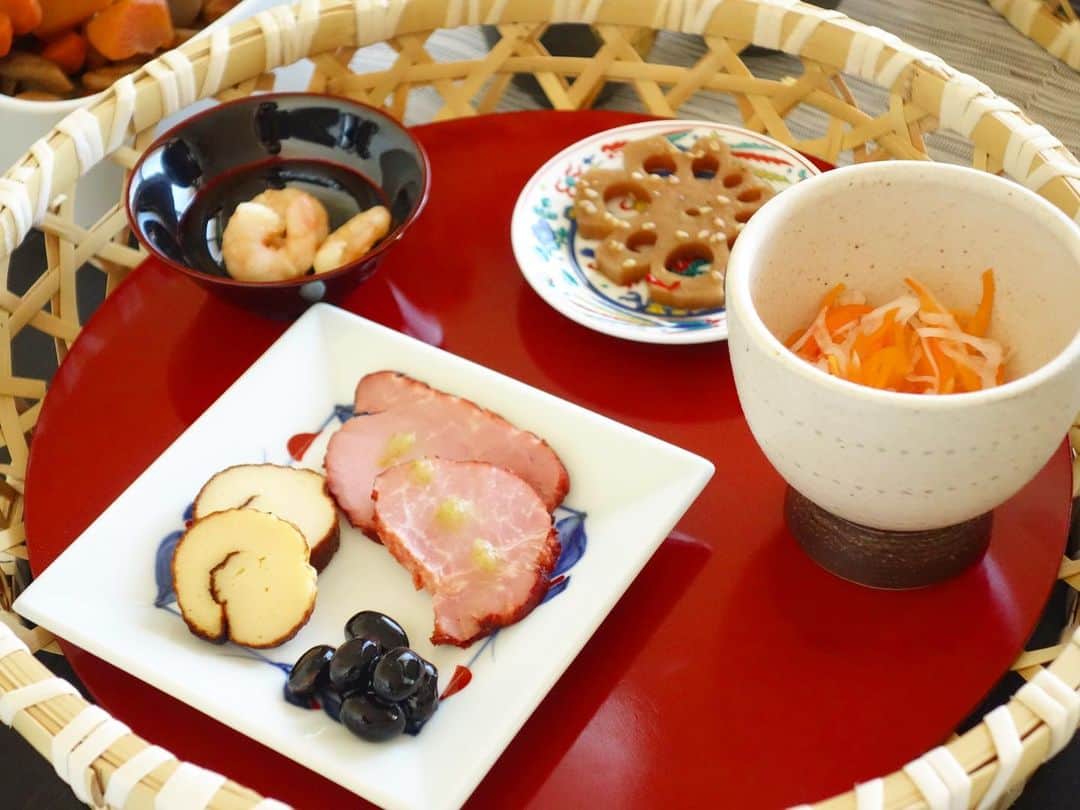 ENGIYA｜縁器屋さんのインスタグラム写真 - (ENGIYA｜縁器屋Instagram)「.﻿ 【新年のご挨拶】﻿ ﻿ 🎍新年、明けましておめでとうございます🎍﻿ ﻿ 旧年中はご愛顧を賜わり、厚く御礼申し上げます。﻿ 『大堀相馬焼 春の新作展2020』の開催資金のクラウドファンディングには、最後まで応援やご支援頂きありがとうございました！目標は達成できませんでしたが、集まった支援金で実施予定です。リターンなどはもう少々お待ちください😌﻿ ﻿ 今年もより一層のご支援、お引立てを賜りますようお願い申し上げます。﻿ ﻿ #小石原焼 #伝統的工芸品 #食器 #和食器 #器 #うつわ #陶器 #陶芸 #新年のご挨拶」1月2日 15時57分 - engiya_japan