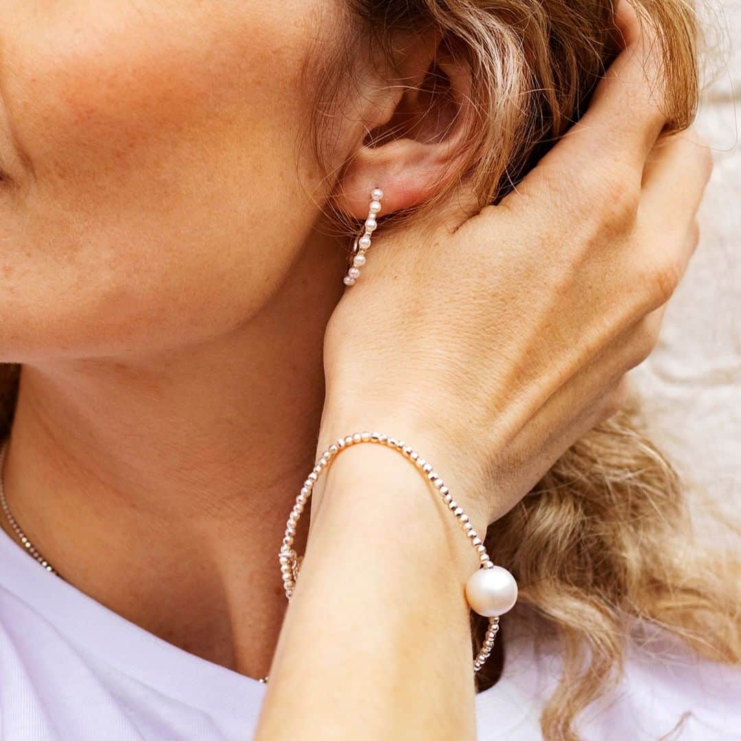 のインスタグラム：「Start the new year with our beautiful Freshwater Pearl Hoops & Bracelet ✨」