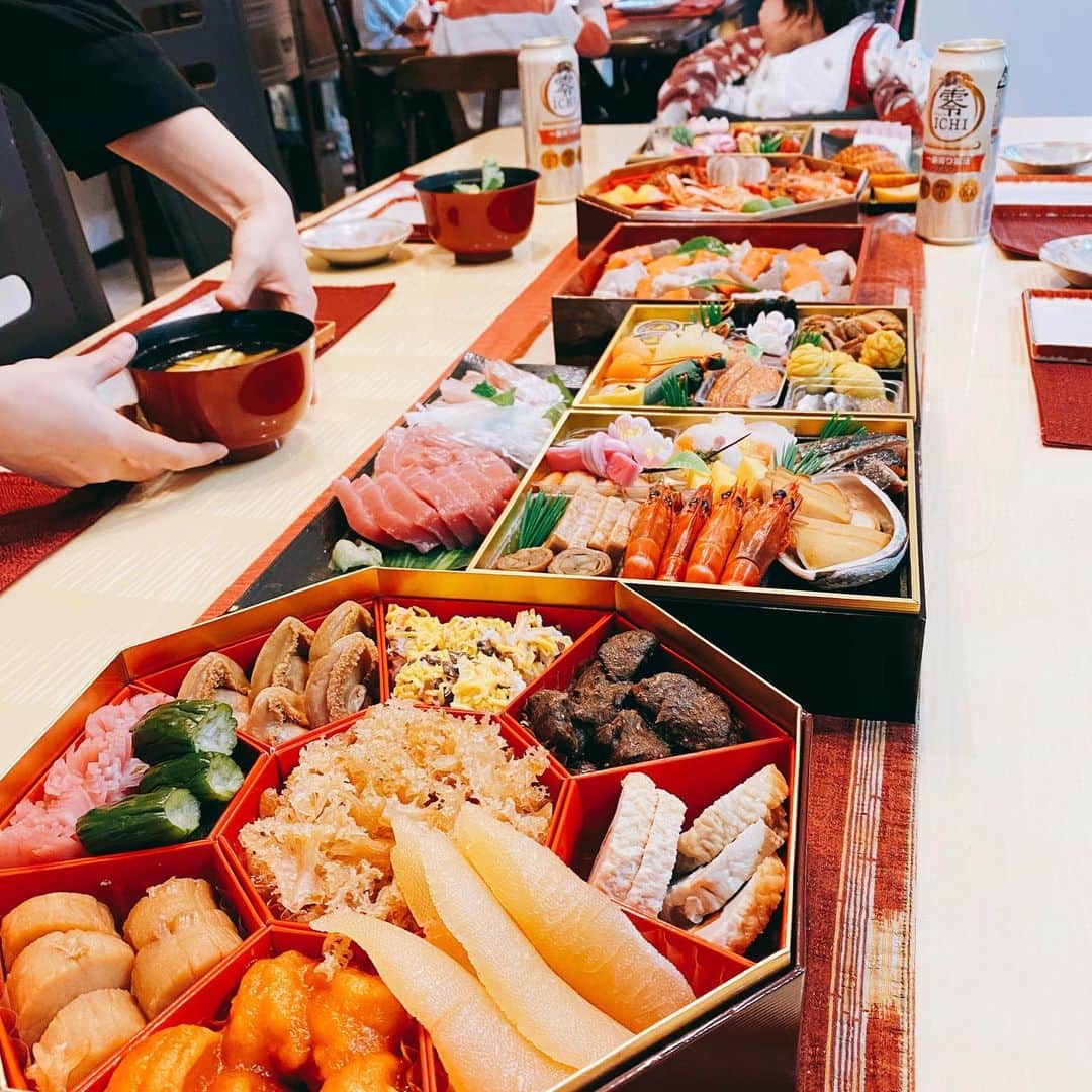 海保知里さんのインスタグラム写真 - (海保知里Instagram)「今日は実家に全員集合してのおせち料理。子ども6人。5人は別のテーブルで。ベビーは大人と一緒。みんなが一緒だと宿題やら公文やら、ささっとやってくれるのよね。食べ過ぎた。お腹いっぱい😭 #海保知里」1月2日 16時02分 - chisato_kaiho