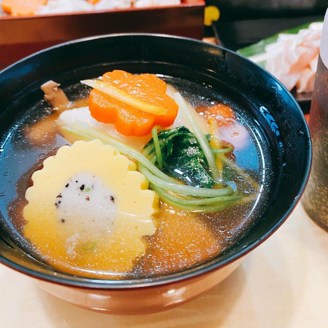海保知里さんのインスタグラム写真 - (海保知里Instagram)「今日は実家に全員集合してのおせち料理。子ども6人。5人は別のテーブルで。ベビーは大人と一緒。みんなが一緒だと宿題やら公文やら、ささっとやってくれるのよね。食べ過ぎた。お腹いっぱい😭 #海保知里」1月2日 16時02分 - chisato_kaiho