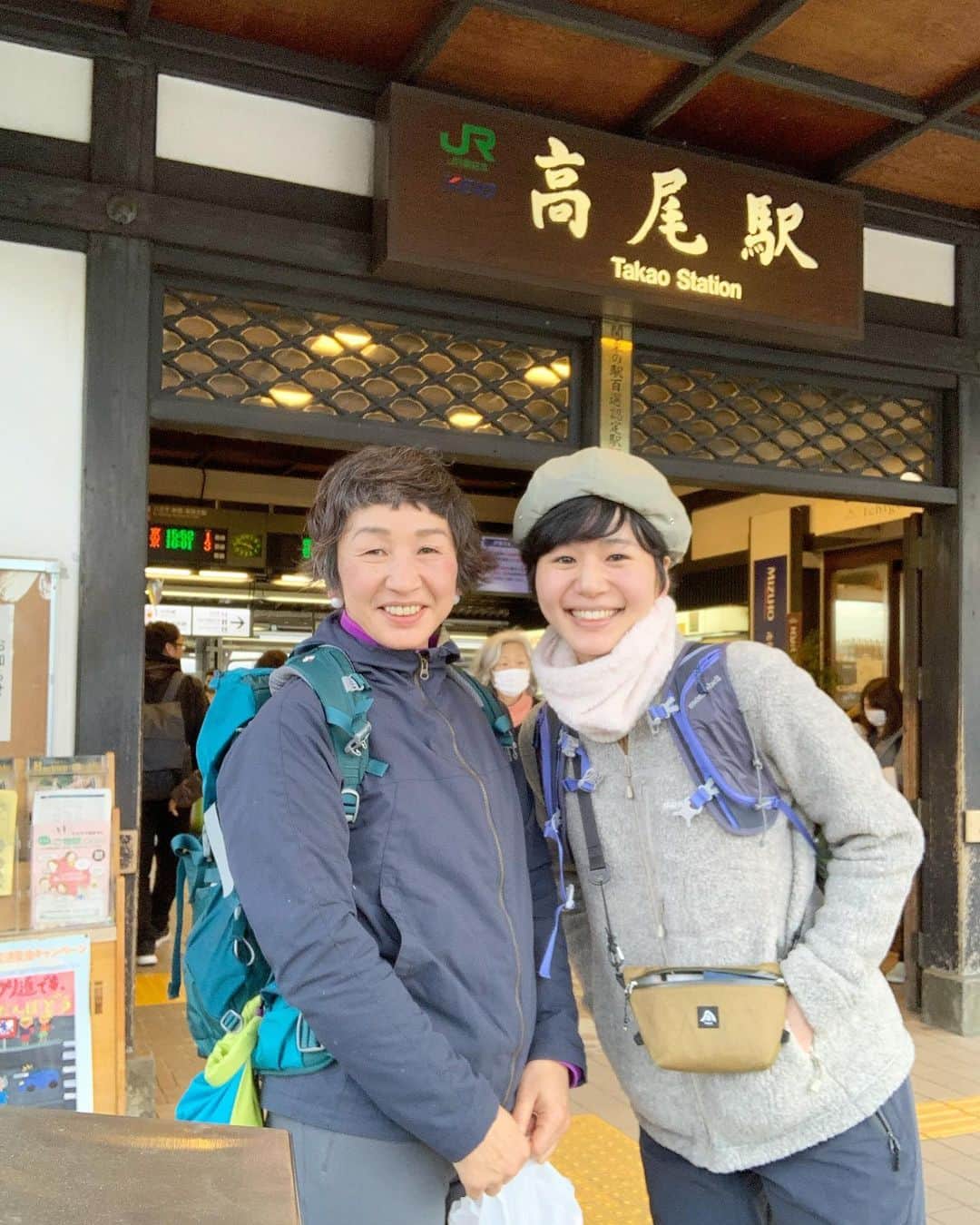 菖蒲理乃さんのインスタグラム写真 - (菖蒲理乃Instagram)「あけましておめでとうございます！ 母と高尾山から景信山まで歩いてきました。 景信茶屋でいただくビールが最高にうまいんだぁ。 良い年始、味わいました。 今年もよろしくお願いします！ #高尾山 #ビール #初詣 #母 #ハイキング」1月2日 16時06分 - shobuayano