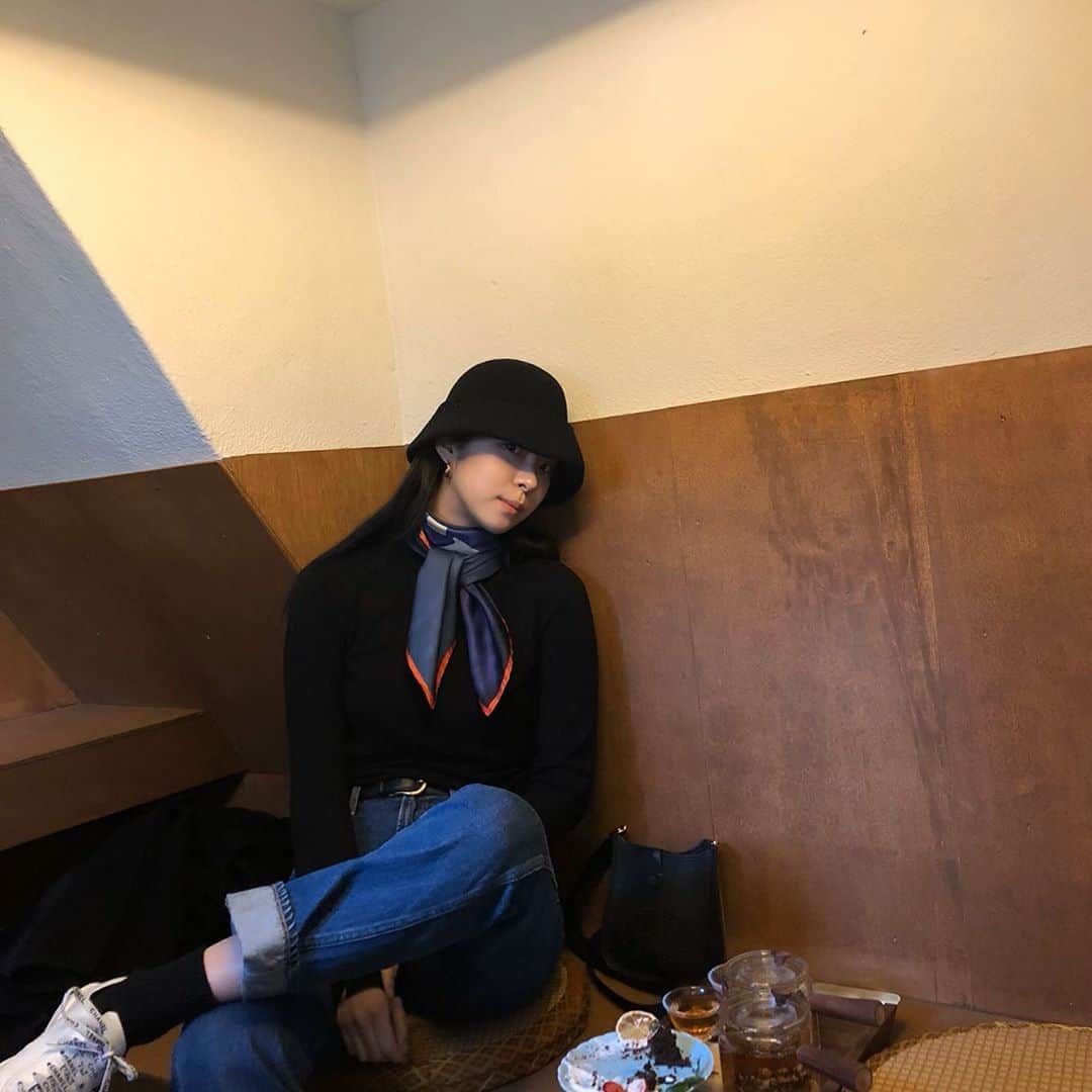 ソ・ウンスのインスタグラム：「중 고등학교 늘 뛰어다니던 길이  해리단길 이라는 이름이 붙고  하나같이 너무 멋스러운 가게들로 변했다 !」