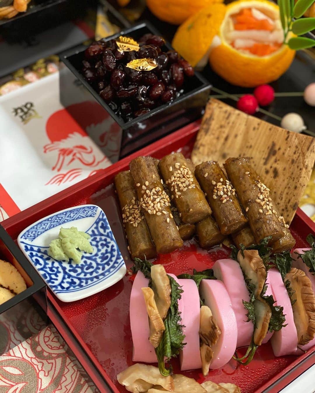 中村江莉香さんのインスタグラム写真 - (中村江莉香Instagram)「#erica_cook 🥰🎈 #御節料理 🍱🎍 御節作りは一年の中でも特に大切にしている行事の一つです。 ・ 私の好きなことのひとつ#お料理 👩‍🍳 ・ お料理ができることに感謝をします。 食材が簡単に手に入る環境、食材が購入できること、購入するためのお金が手元にあること、１年お仕事が出来たこと、包丁やまな板、それを作ってくださった人たち、運んでくださった人達、、食材を大切に育ててくださった人、それを梱包してくださった人。 知らないところでたくさんの人たちの温もりや思いがあって、気持ちに触れたモノが手元に届きます。当たり前のように調理をして食べる。 ・ 食べることは誰かの気持ちを受け取ることでもあると思います🤝🥰 そして愛情たっぷり心を込めて作ります。今年は大好きな親友ちゃんに向けて。らぶふぉーえばー2020🥳🥳笑 ・ 喜んでくれて嬉しかった〜♥️ でもね、何より大阪から来てくれる優しさに私は胸を打たれるよう。 いつもありがとう💋 これからもひっちゃかめっちゃかに、貪欲に、でも謙虚に生きていきましょう。 ・ 今年のお正月はやばいほど家から出てません。ころころ〜😂笑 ・ #写真はiphoneで撮影 #加工なし #iPhone11pro  #カメラマン @aya__05_22 綺麗にとってくれて嬉しい😂♥️」1月2日 16時13分 - erica_nakamura