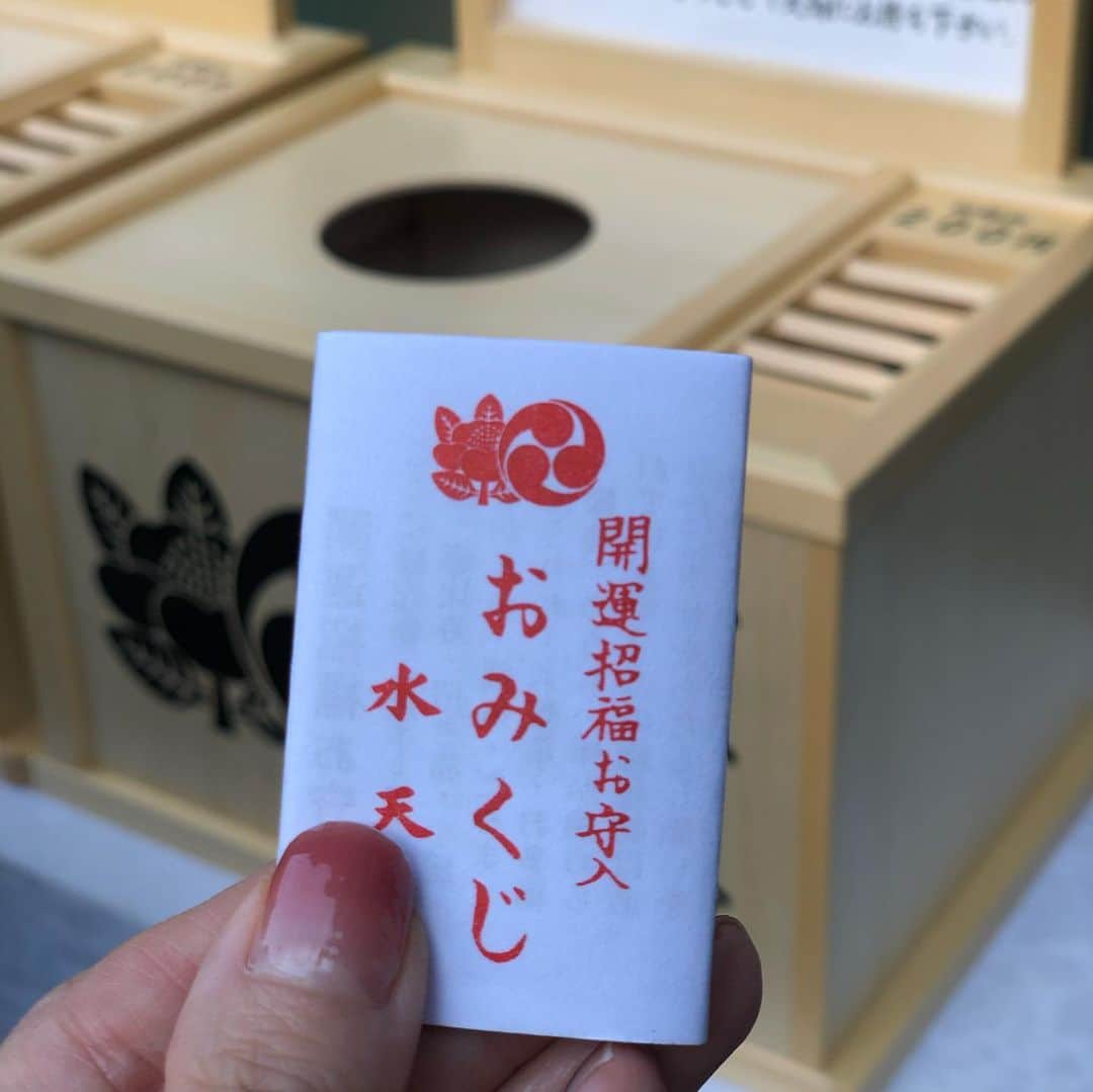 佐藤弥生さんのインスタグラム写真 - (佐藤弥生Instagram)「' 初詣 ⛩ ' 毎年恒例になりつつあります  甘酒横丁を歩き  今半のコロッケ食べる？ お昼どーしようか？ #初詣#水天宮#おみくじ#吉#それもまたよし#neil#gelatofactory @gelatofactory #newnail#飴みたいなネイル#model#modellife」1月2日 16時23分 - yayoyayo_s