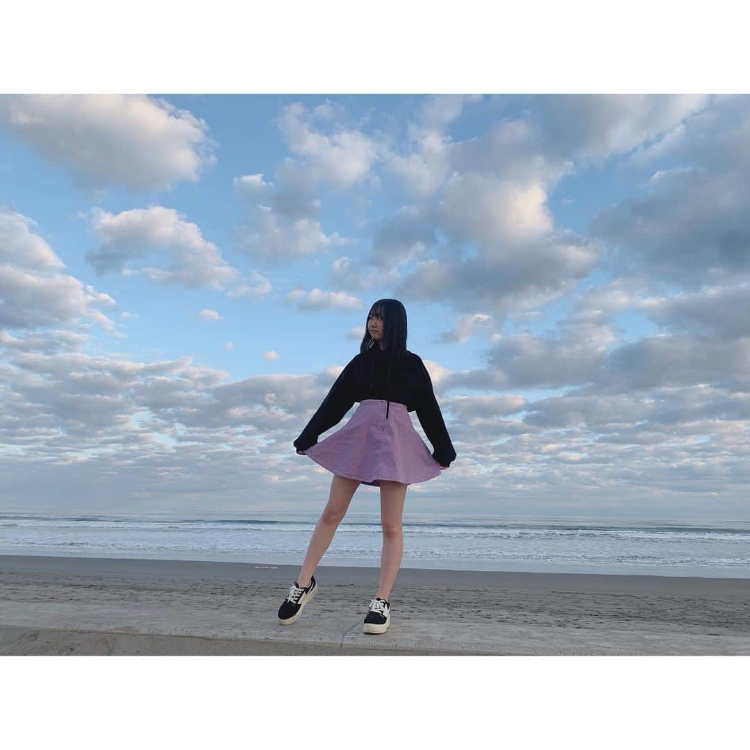 山邊歩夢さんのインスタグラム写真 - (山邊歩夢Instagram)「💜🖤🤍 * * 私服 * このスカートは めぐさんからのおさがりのなの〜 かわいくってお気に入りです！ * * #あゆーで #私服 #海 #空 #ベロア #パーカー #スカート #スニーカー」1月2日 16時23分 - ayuyamabe_official