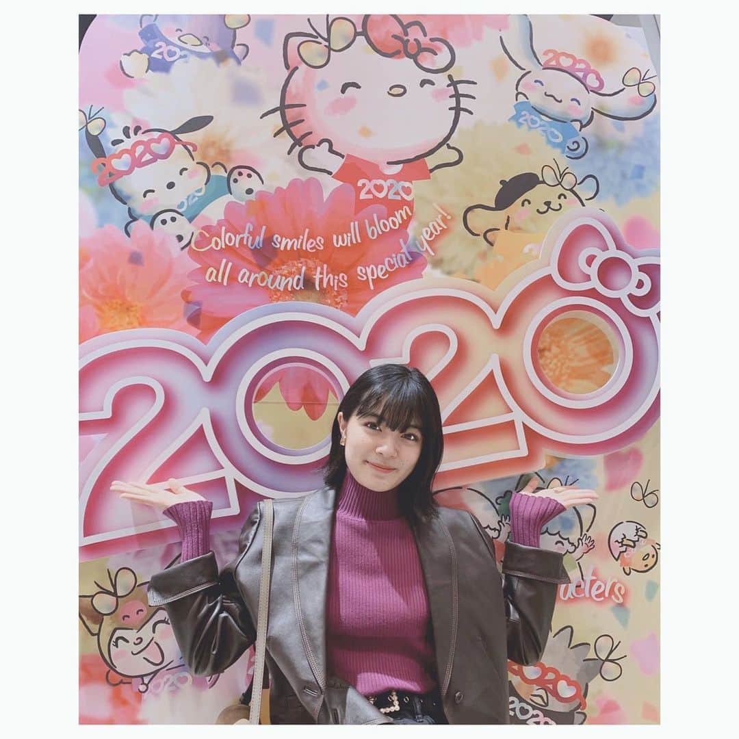 吉田美月喜さんのインスタグラム写真 - (吉田美月喜Instagram)「新年明けましておめでとうございます🌅  2020年は東京オリンピックなどもあり日本全体がとても盛り上がる年になりそうですね！楽しみです☺️ 私も皆さんに良いご報告ができるように一生懸命頑張りたいと思います！ まずはシロクロ頑張ります🎬 2020年も応援よろしくお願い致します！  #新年早々お買い物に行きました🛍 #写真の背景のみんな幸せそうなお顔 #2020年1月12日22:30〜 #シロクロ #よろしくお願いします🐼 #吉田美月喜」1月2日 16時23分 - mizukiyoshida_official
