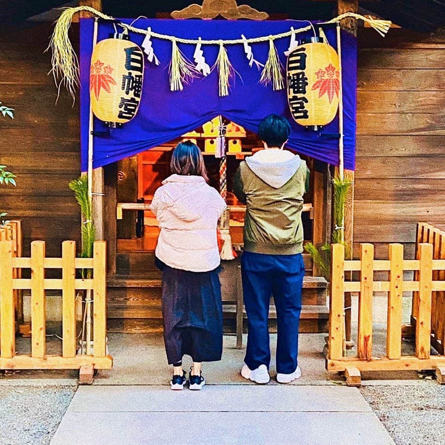 クレヨンだいちゃんのインスタグラム：「⛩⛩⛩ ㅤㅤㅤㅤㅤㅤㅤㅤㅤㅤㅤㅤㅤ ㅤㅤㅤㅤㅤㅤㅤㅤㅤㅤㅤㅤㅤ 嫁と初詣に行ってきました🚶‍♀️🚶‍♀️ ㅤㅤㅤㅤㅤㅤㅤㅤㅤㅤㅤㅤㅤ ㅤㅤㅤㅤㅤㅤㅤㅤㅤㅤㅤㅤㅤ 嫁「屋台が美味しかった！」 ㅤㅤㅤㅤㅤㅤㅤㅤㅤㅤㅤㅤㅤ ㅤㅤㅤㅤㅤㅤㅤㅤㅤㅤㅤㅤㅤ #あけましておめでとうございます🎍  #あけおめのメッセージありがとう #動画と手紙とかがなぞに今年多かった #みんなのために脳みそいっぱい使おう #初詣 #大宮八幡宮 #小人のいる神社らしい #混んでなくて近くてちょうどいい #安産祈願 #2020年 #年明け笑顔の嫁さん  #末吉がいいって言ってたら末吉があたった✌🏼 #今年は家族のために頑張ります #ディズニー向かってる最中です #ねずみの年 #初めて健康診断引っかかったから #健康になりますように🙏  ㅤㅤㅤㅤㅤㅤㅤㅤㅤㅤㅤㅤㅤ ㅤㅤㅤㅤㅤㅤㅤㅤㅤㅤㅤㅤㅤ」