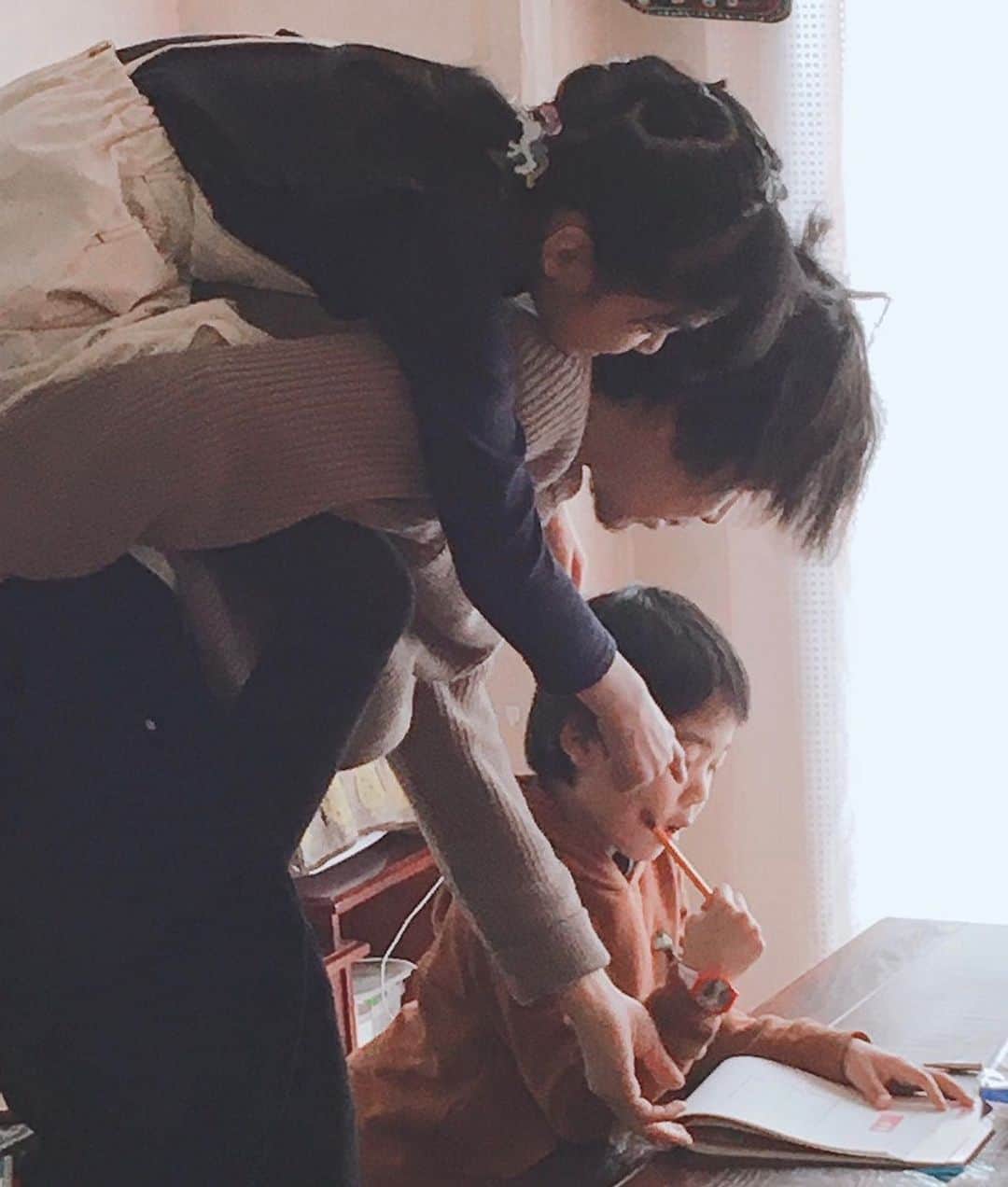 宮崎秋人さんのインスタグラム写真 - (宮崎秋人Instagram)「実家に帰って いいおじさんぶってます。  甥っ子の宿題を本気で考える叔父です。  #小1 #数字パズル」1月2日 16時34分 - shuto_miyazaki