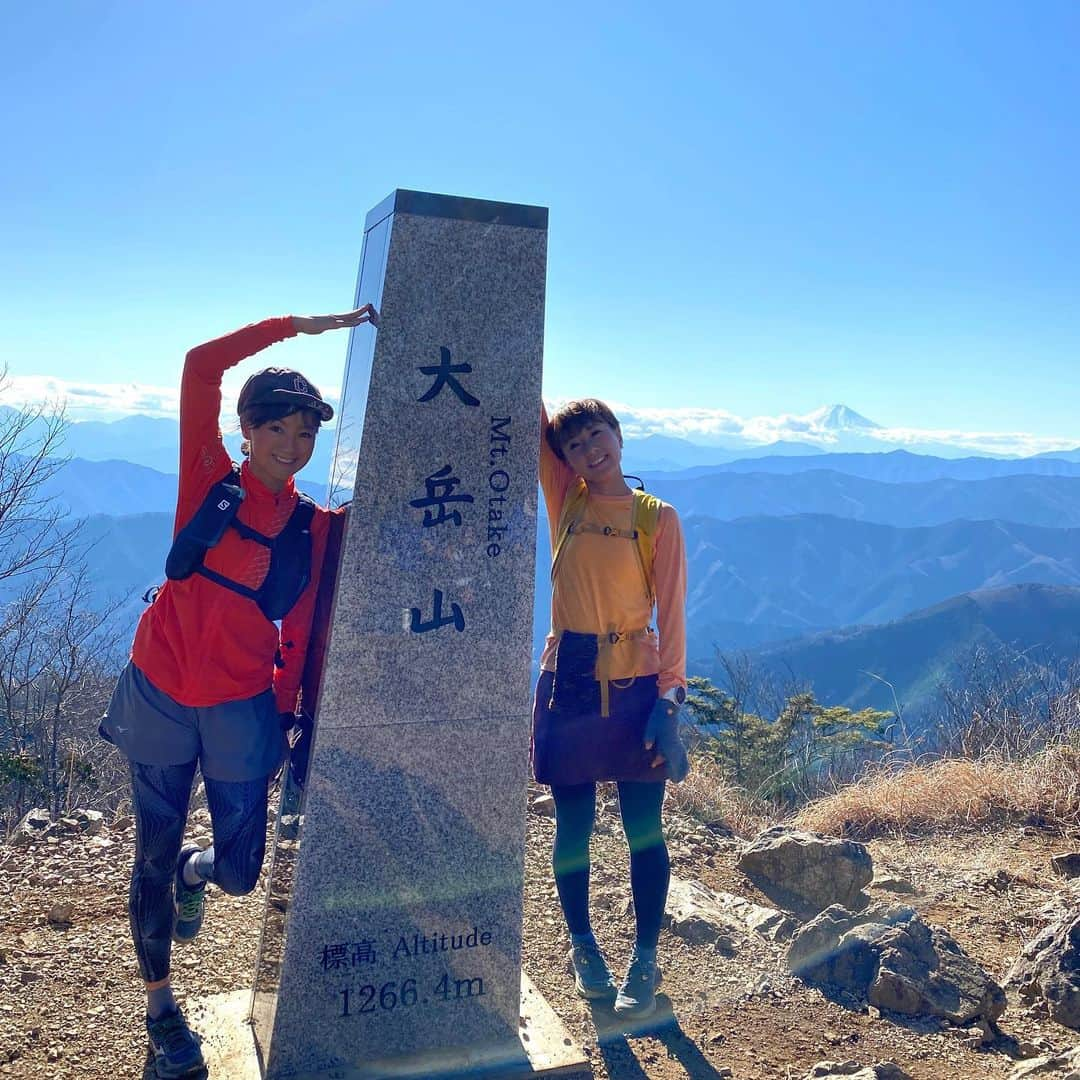 福島和可菜さんのインスタグラム写真 - (福島和可菜Instagram)「山と言えば…ホームの御岳山✨⛰✨ 新しい1年の始まりに、御岳に行くのは、もはや毎年の恒例です😊  武蔵御嶽神社で、お参り、ご祈祷、お祓いもしていただき、大岳山まで行って来ました👍  今日は天気が良くて富士山がハッキリ見えた😍 大絶景‼️‼️‼️ 2020年も、スペシャルな1年になる事間違いナシです✨ また落ち着いたらゆっくり更新しますね✋  お待ち下さいませ🥰  #with #舞ちゃん #御岳山 #みたけ #ホーム #健康 #大使 #お陰様で #超健康 #大岳山 #富士山 #山 #MOUNTAIN #大絶景 #love #runnig #trail #trailrunning #最高 #走る #山日和 #ラン日和 #写真 #picture #人生 #enjoy #🗻 #⛰ #🏃‍♂️ #☀️」1月2日 16時31分 - fukushimawakana